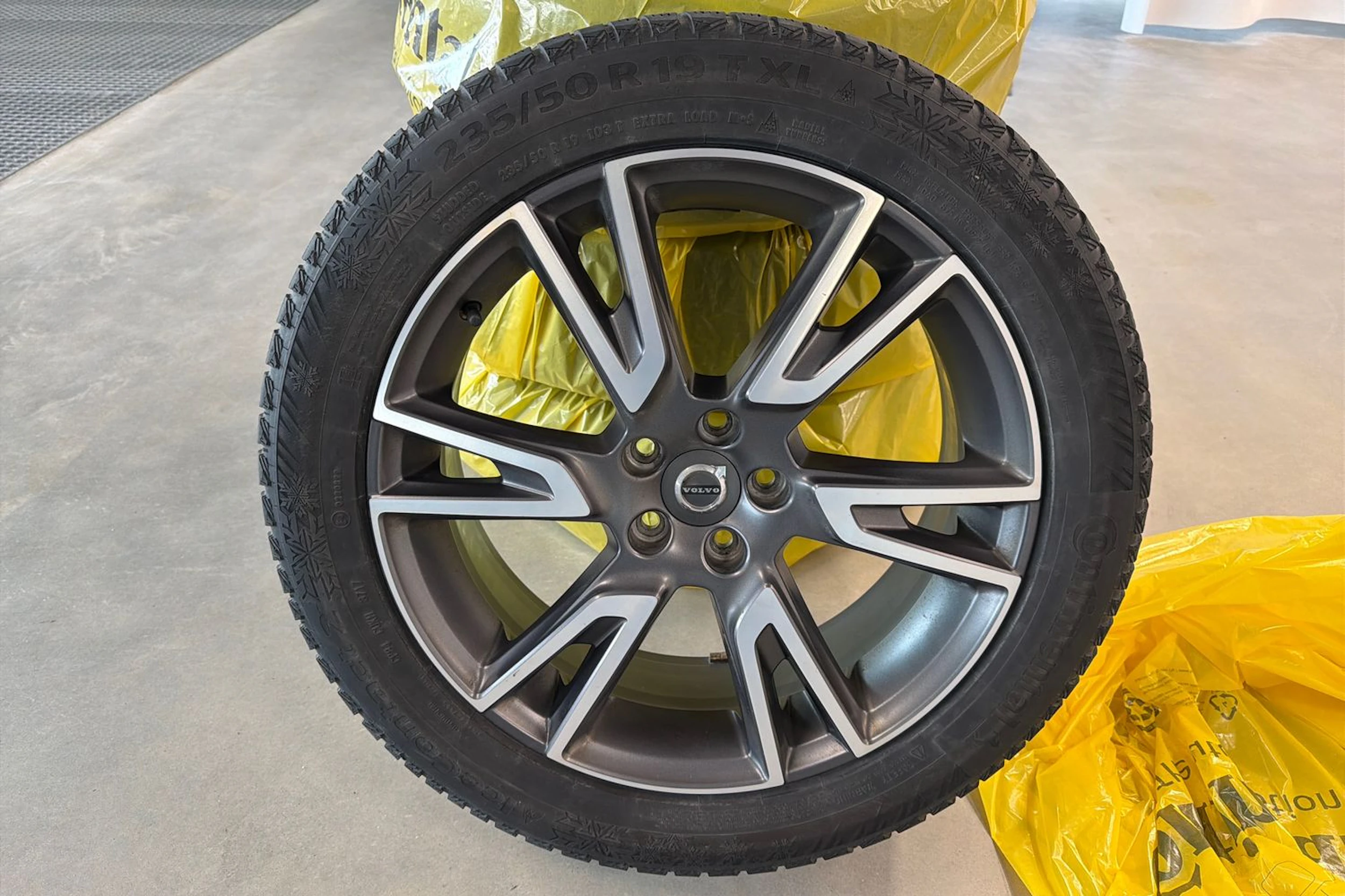 musta Volvo V90 Cross Country 2017 kuva 32.