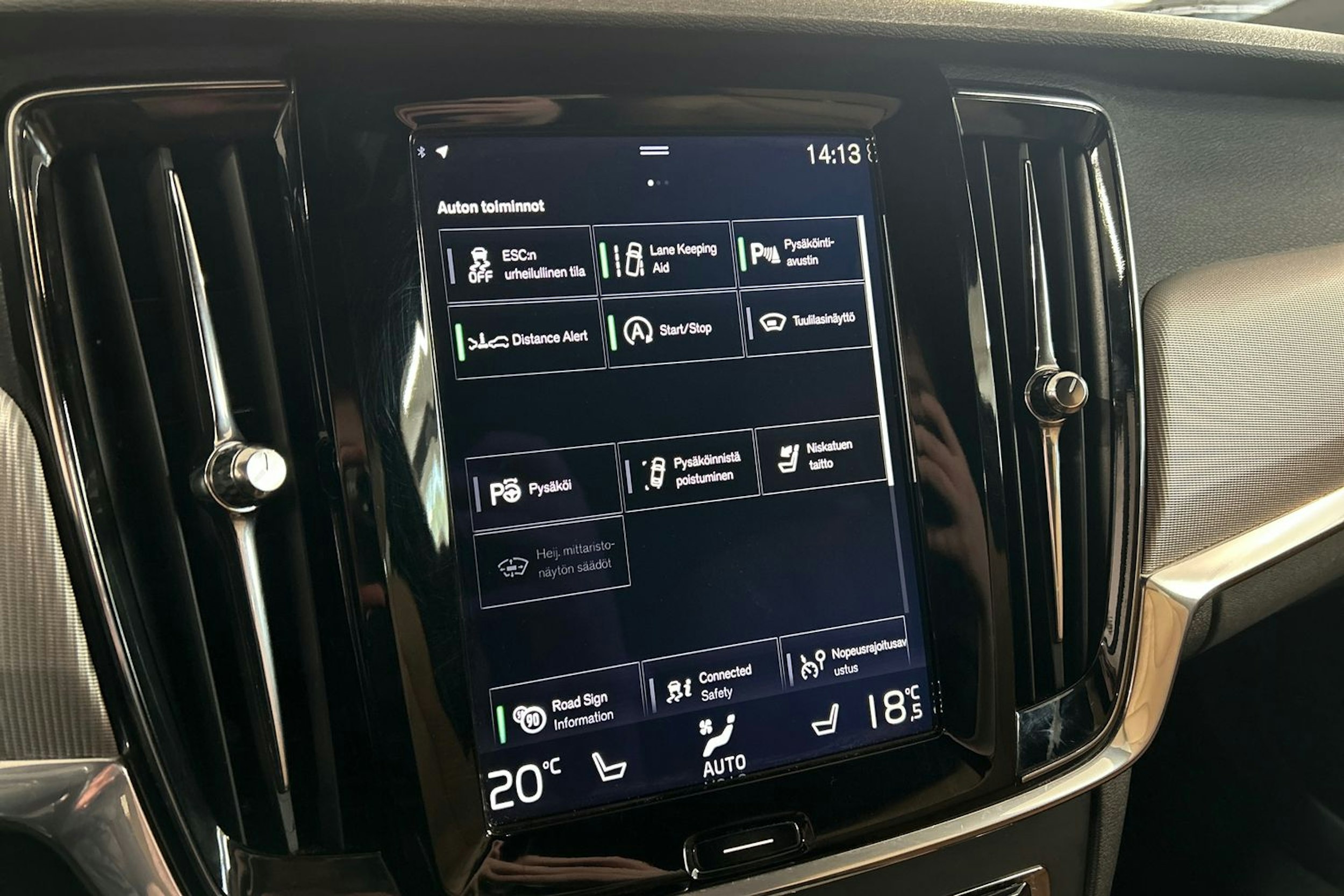 Harmaa Volvo V90 Cross Country 2017 kuva 21.