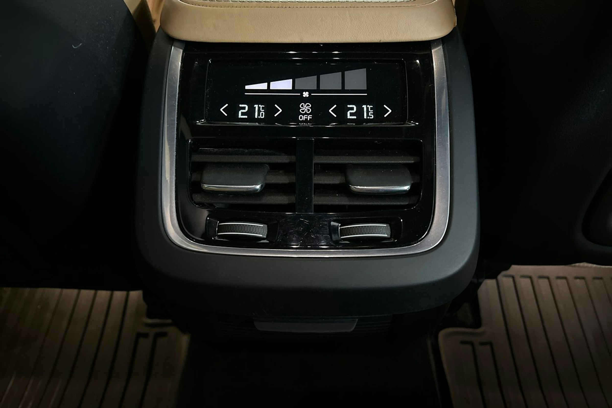 Harmaa Volvo V90 Cross Country 2017 kuva 29.
