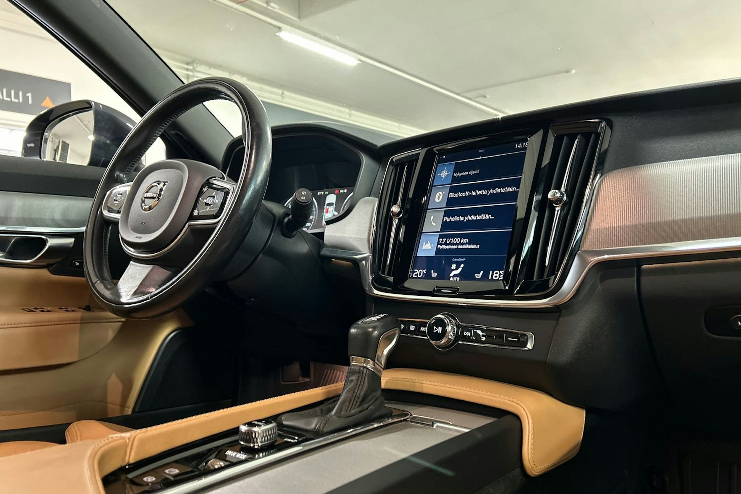 Harmaa Volvo V90 Cross Country 2017 kuva 30.