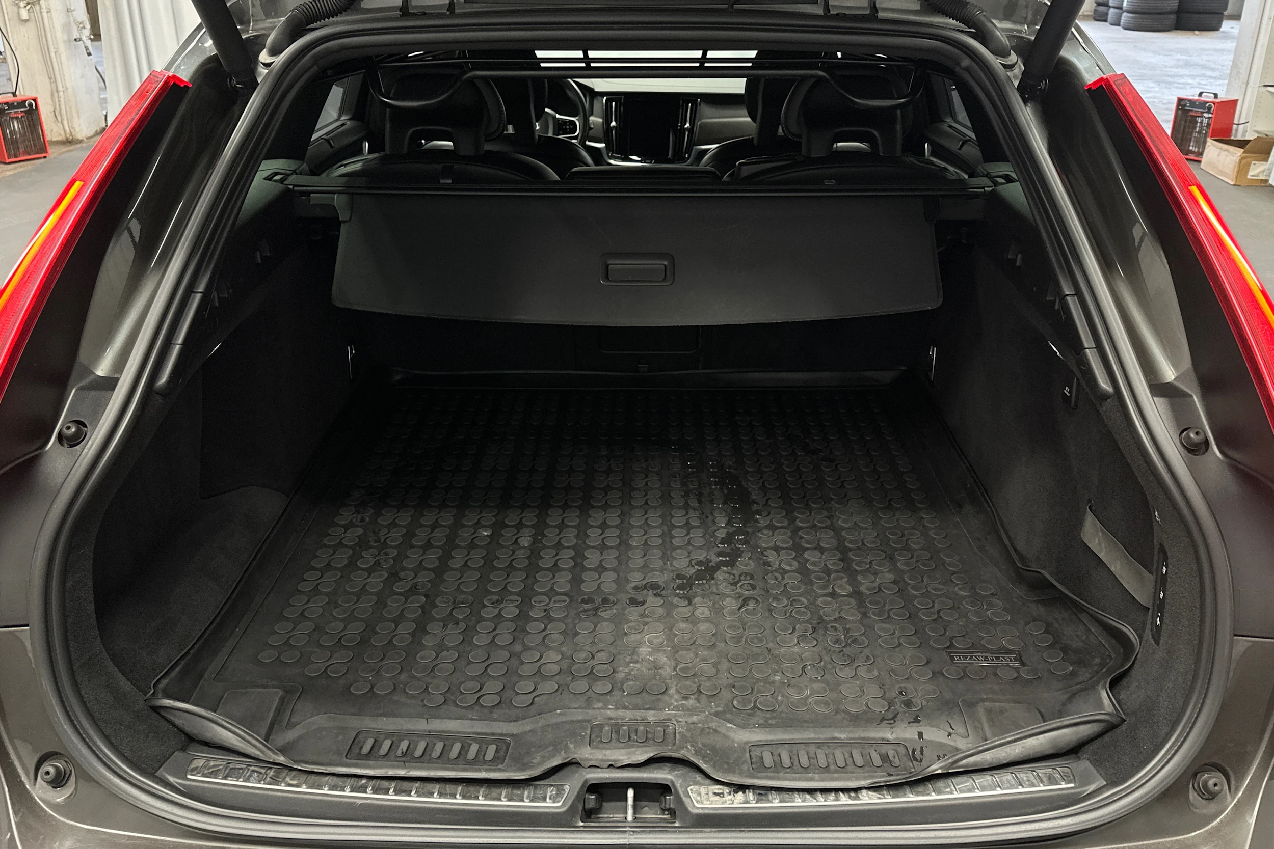 harmaa Volvo V90 Cross Country 2018 kuva 15.