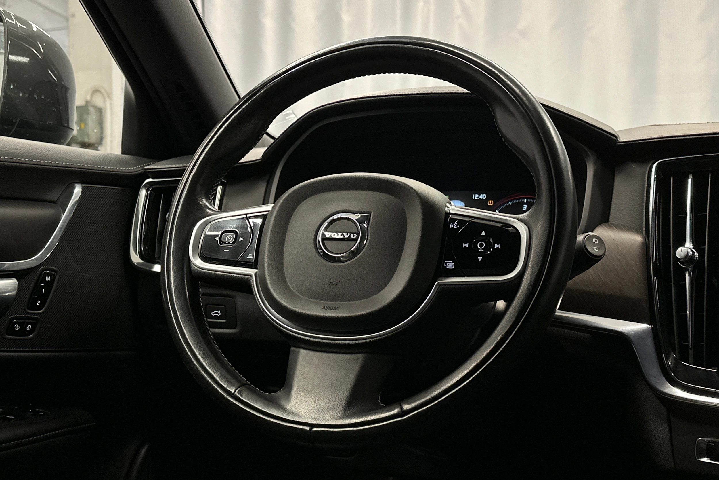 harmaa Volvo V90 Cross Country 2018 kuva 24.