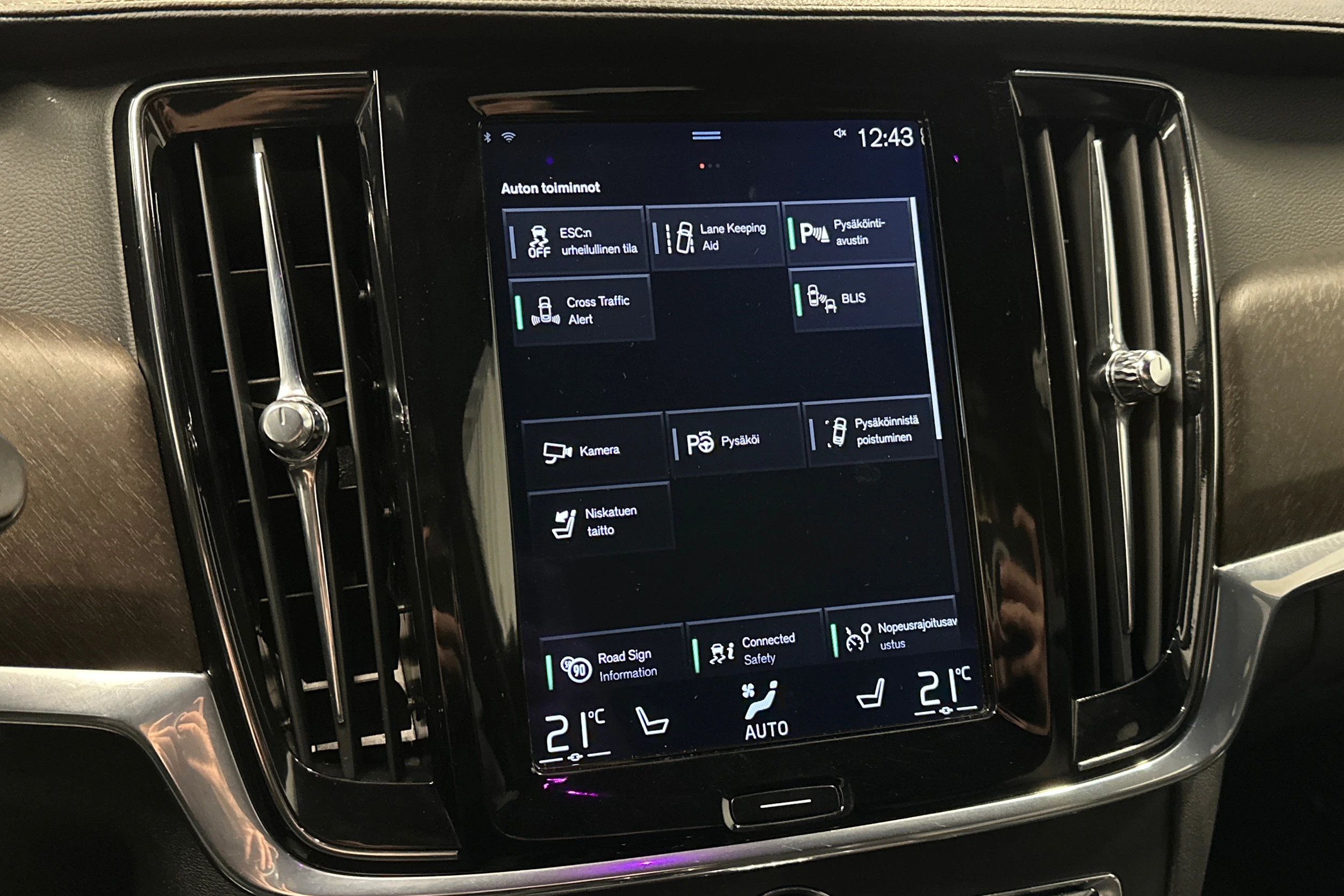 harmaa Volvo V90 Cross Country 2018 kuva 30.