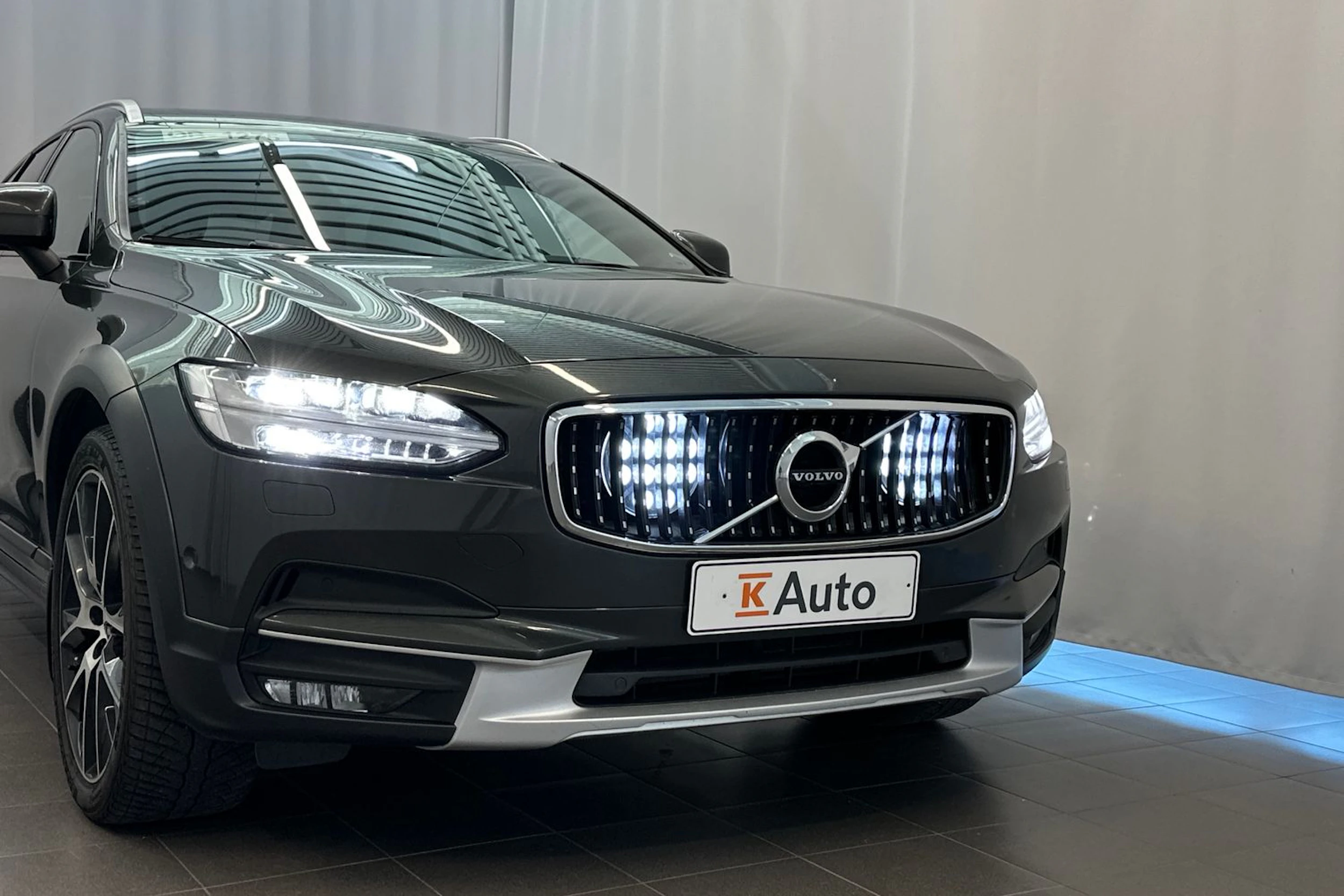 harmaa Volvo V90 Cross Country 2018 kuva 38.
