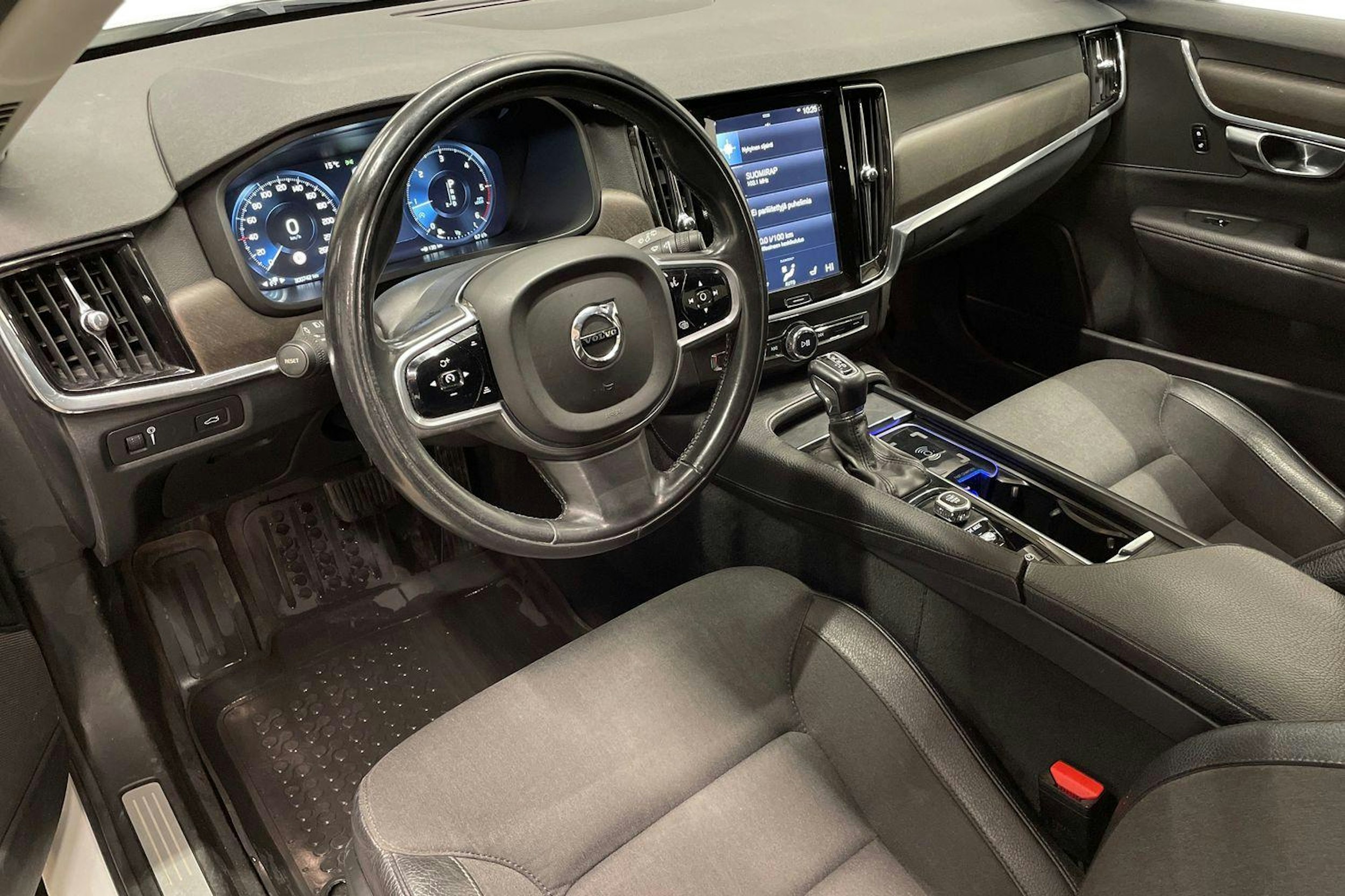 valkoinen Volvo V90 Cross Country 2018 kuva 7.