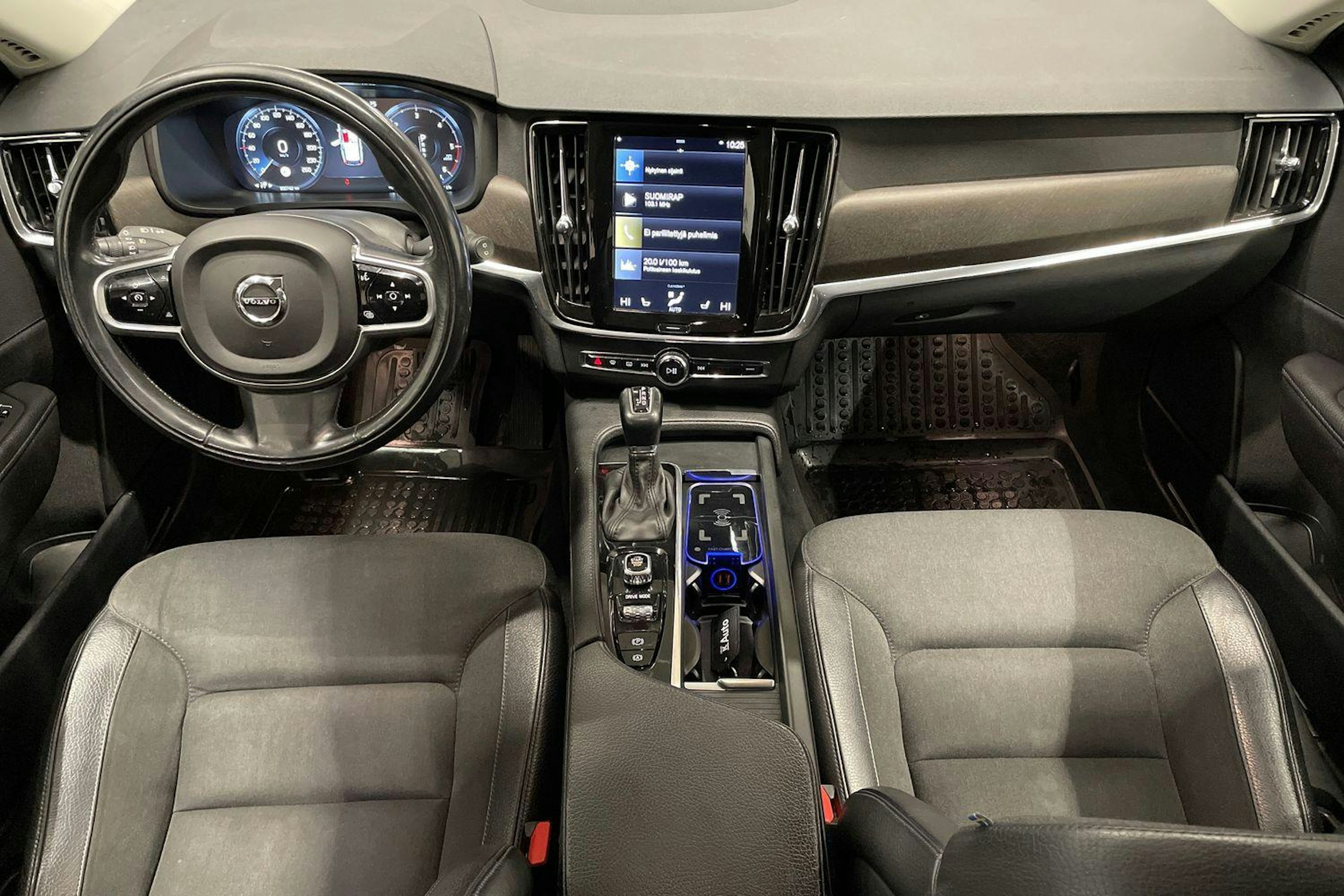 valkoinen Volvo V90 Cross Country 2018 kuva 9.