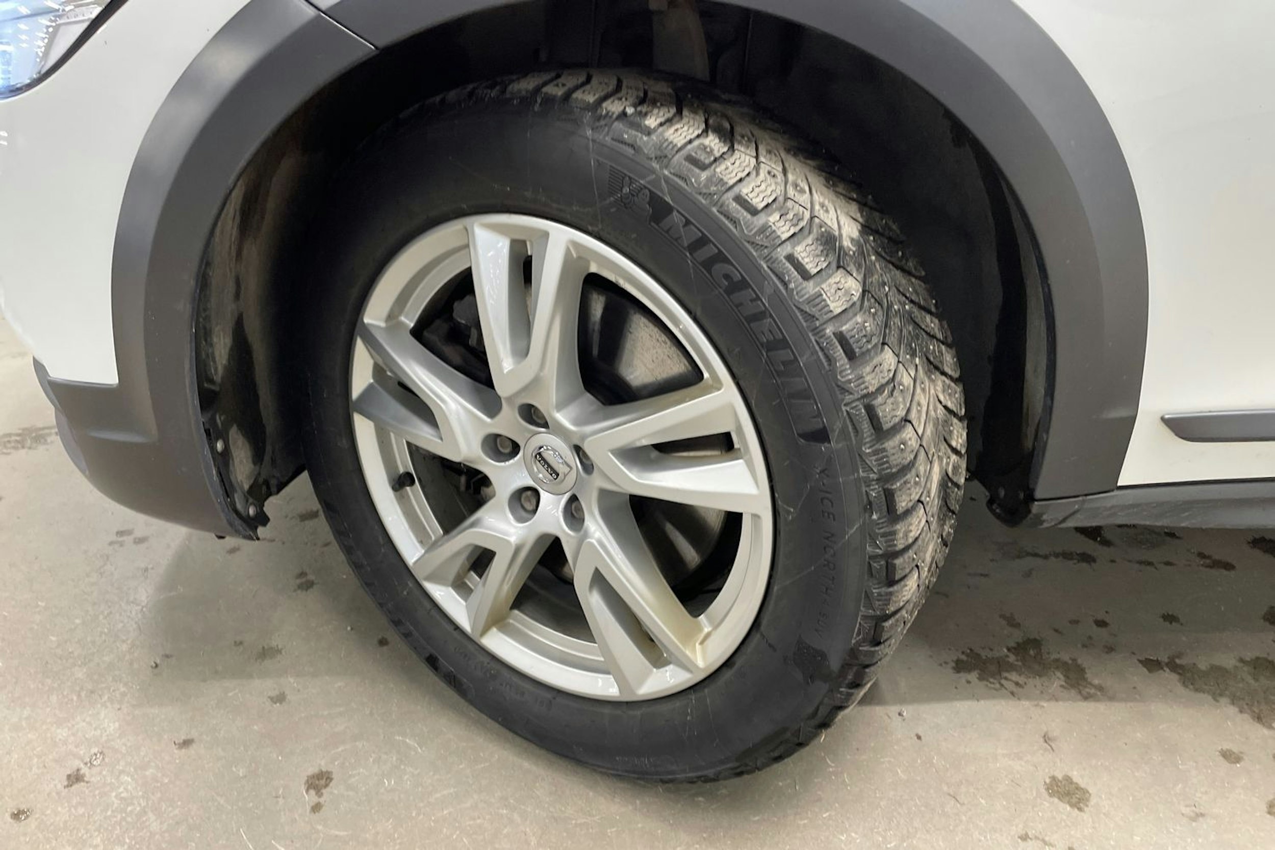 valkoinen Volvo V90 Cross Country 2018 kuva 13.