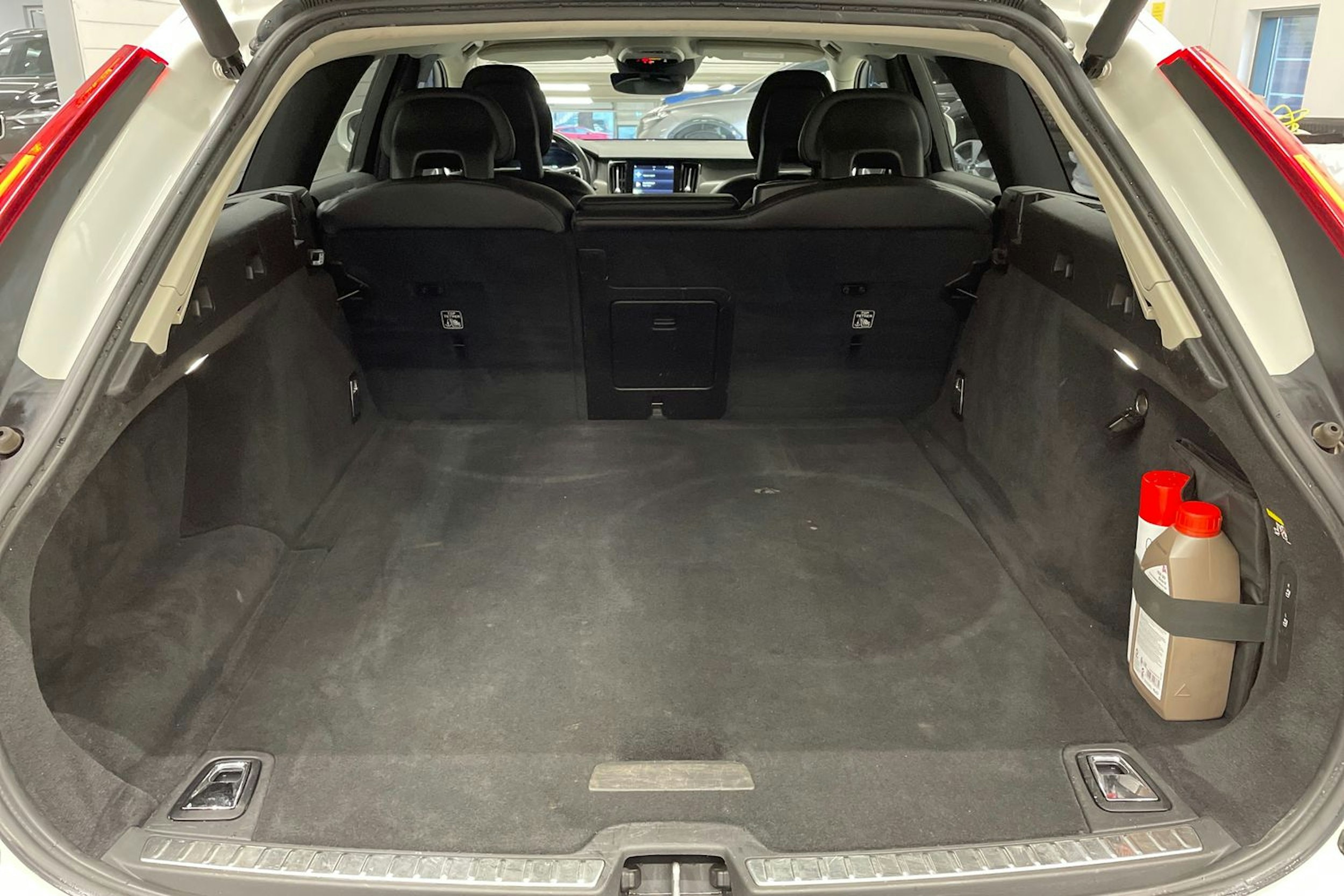 valkoinen Volvo V90 Cross Country 2018 kuva 15.