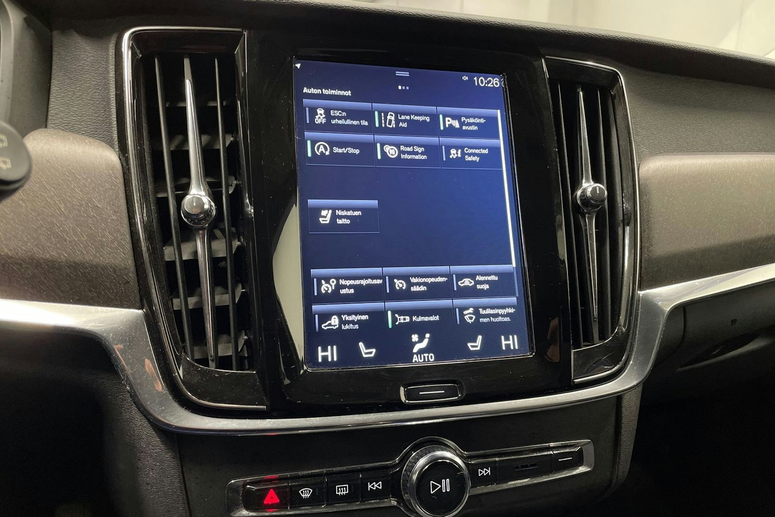 valkoinen Volvo V90 Cross Country 2018 kuva 17.