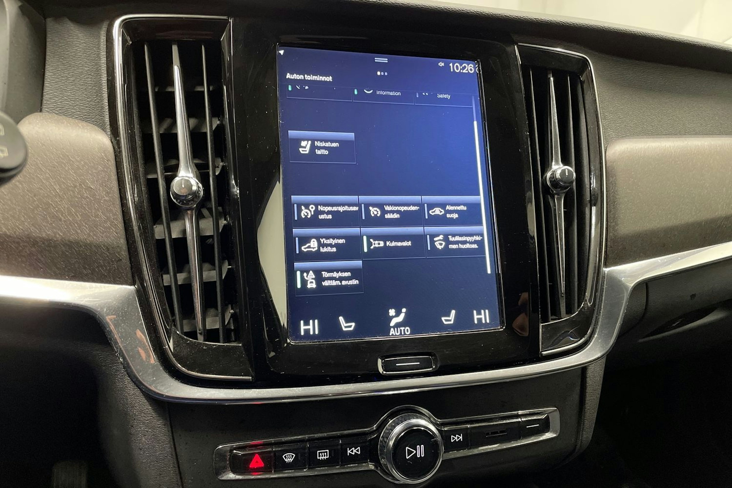 valkoinen Volvo V90 Cross Country 2018 kuva 18.