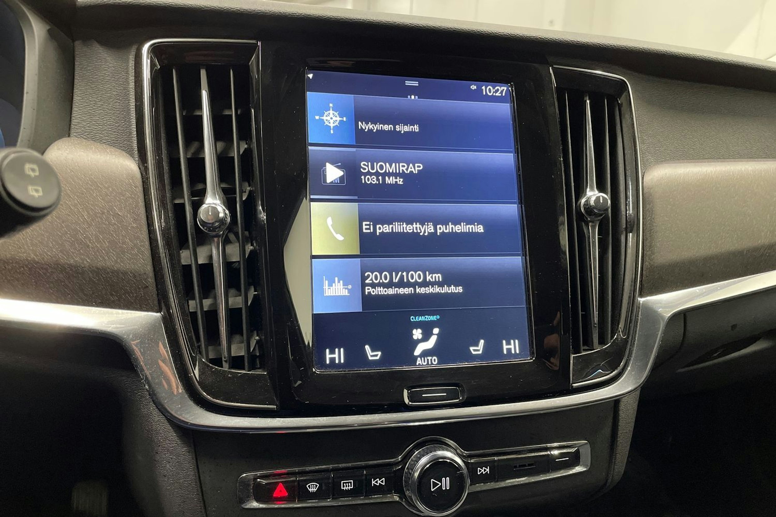 valkoinen Volvo V90 Cross Country 2018 kuva 19.