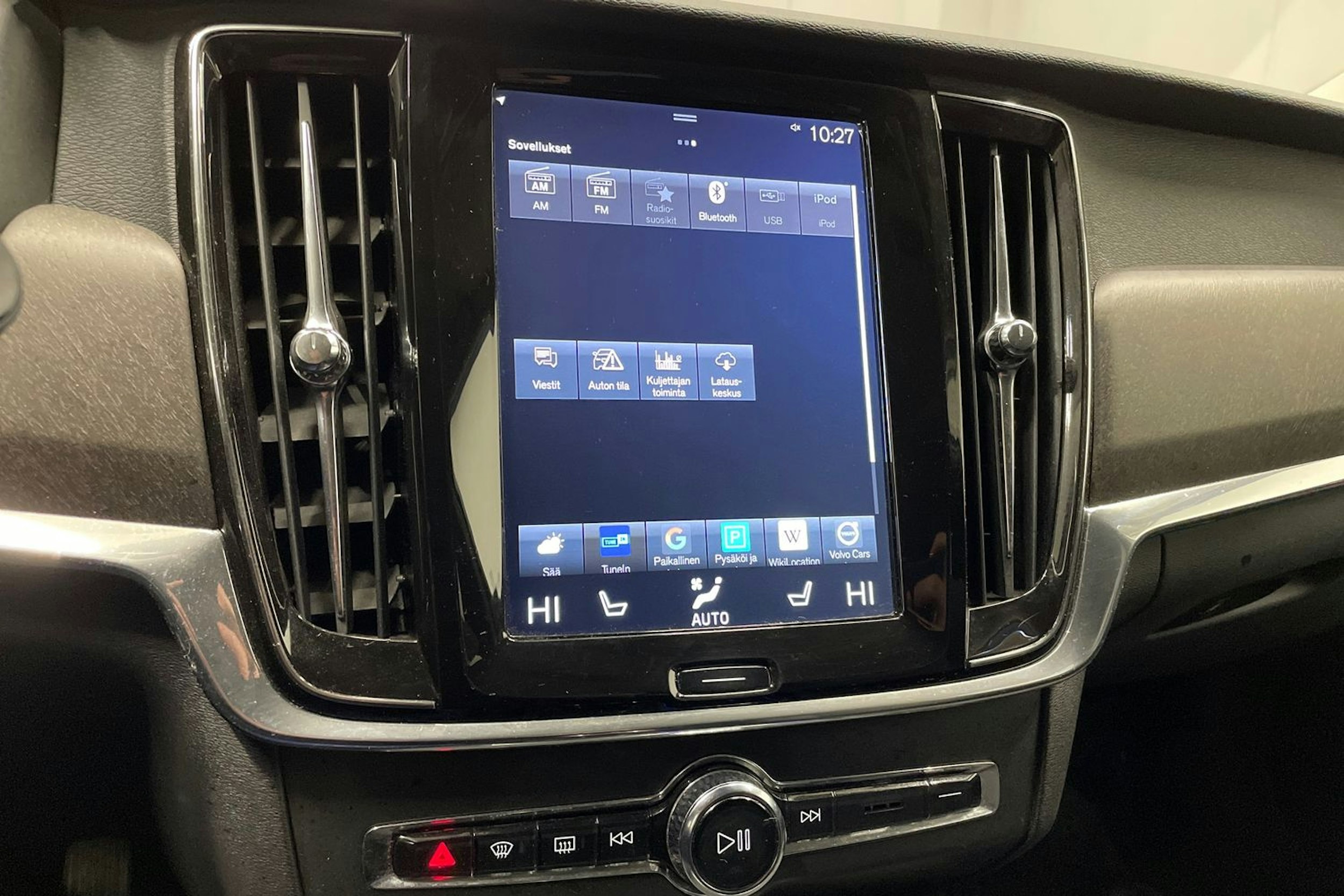 valkoinen Volvo V90 Cross Country 2018 kuva 20.