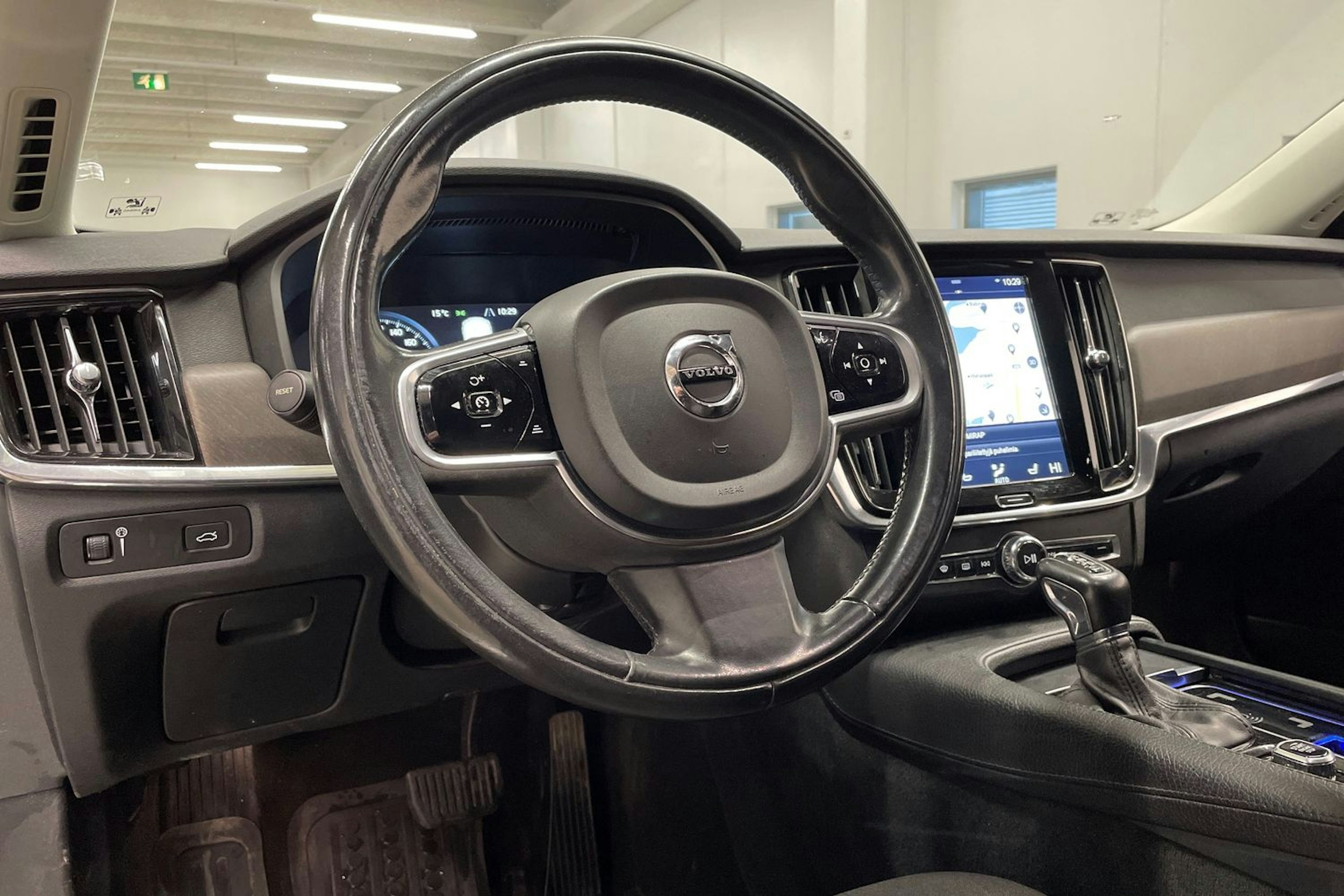 valkoinen Volvo V90 Cross Country 2018 kuva 28.