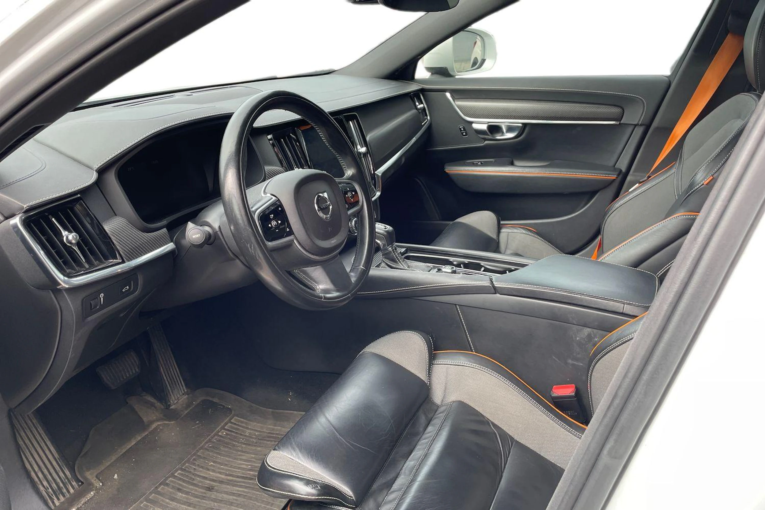 valkoinen Volvo V90 Cross Country 2018 kuva 3.