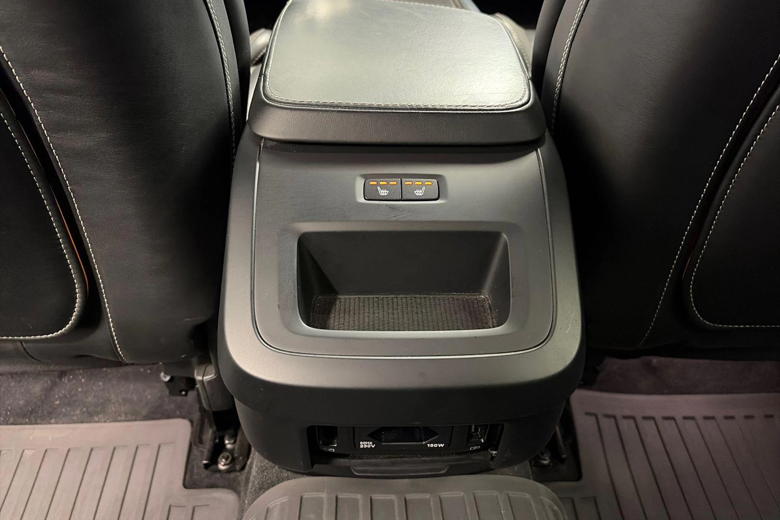 valkoinen Volvo V90 Cross Country 2018 kuva 9.
