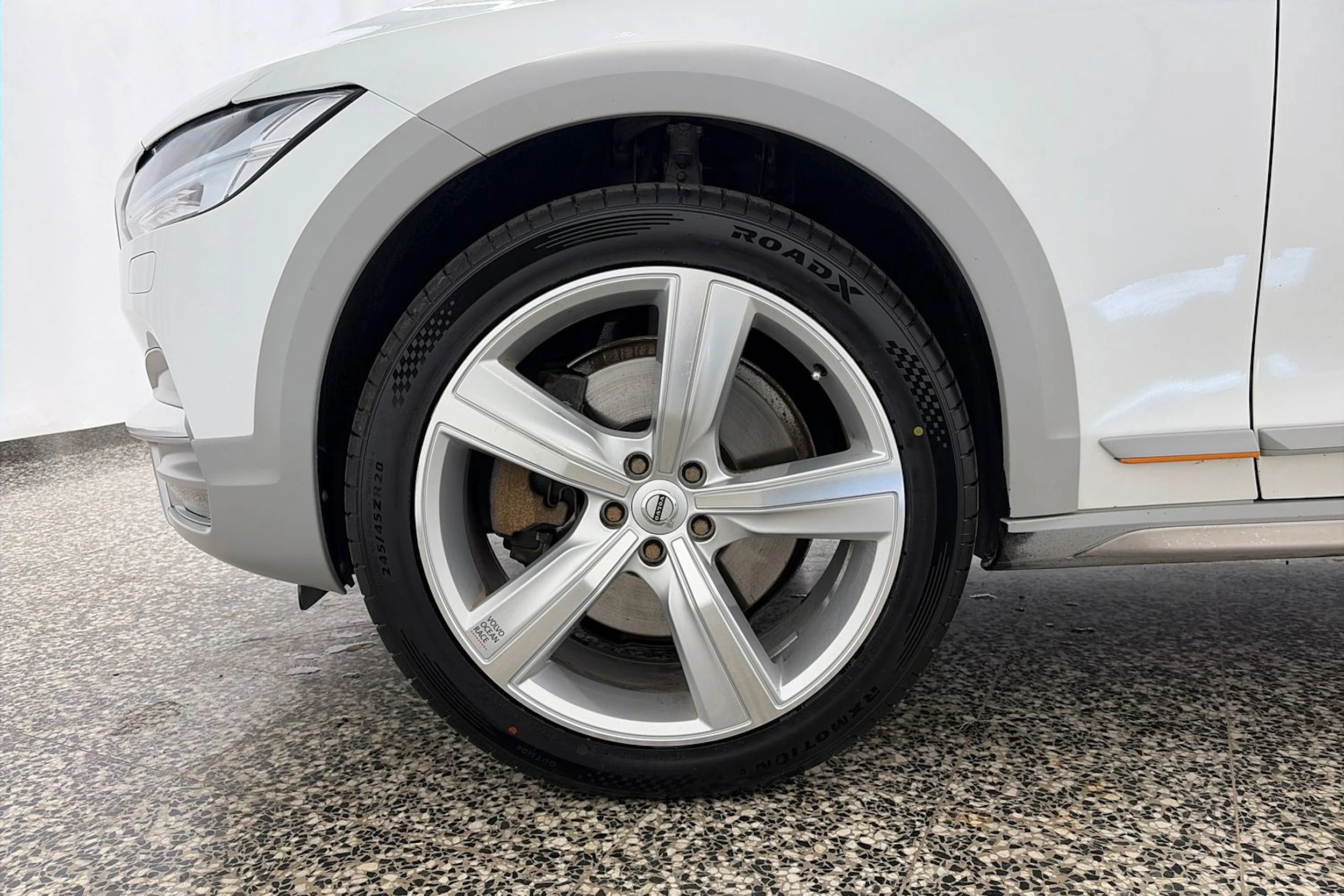 valkoinen Volvo V90 Cross Country 2018 kuva 10.