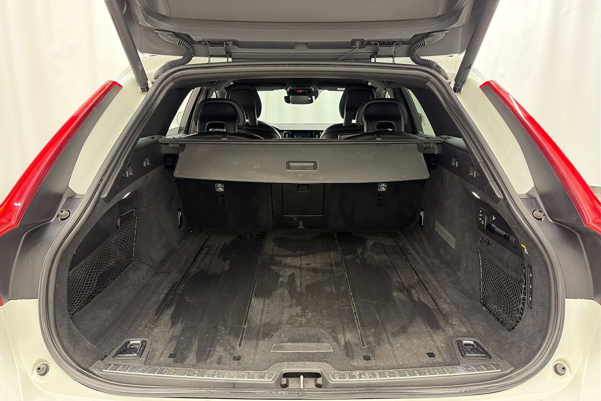 valkoinen Volvo V90 Cross Country 2018 kuva 12.