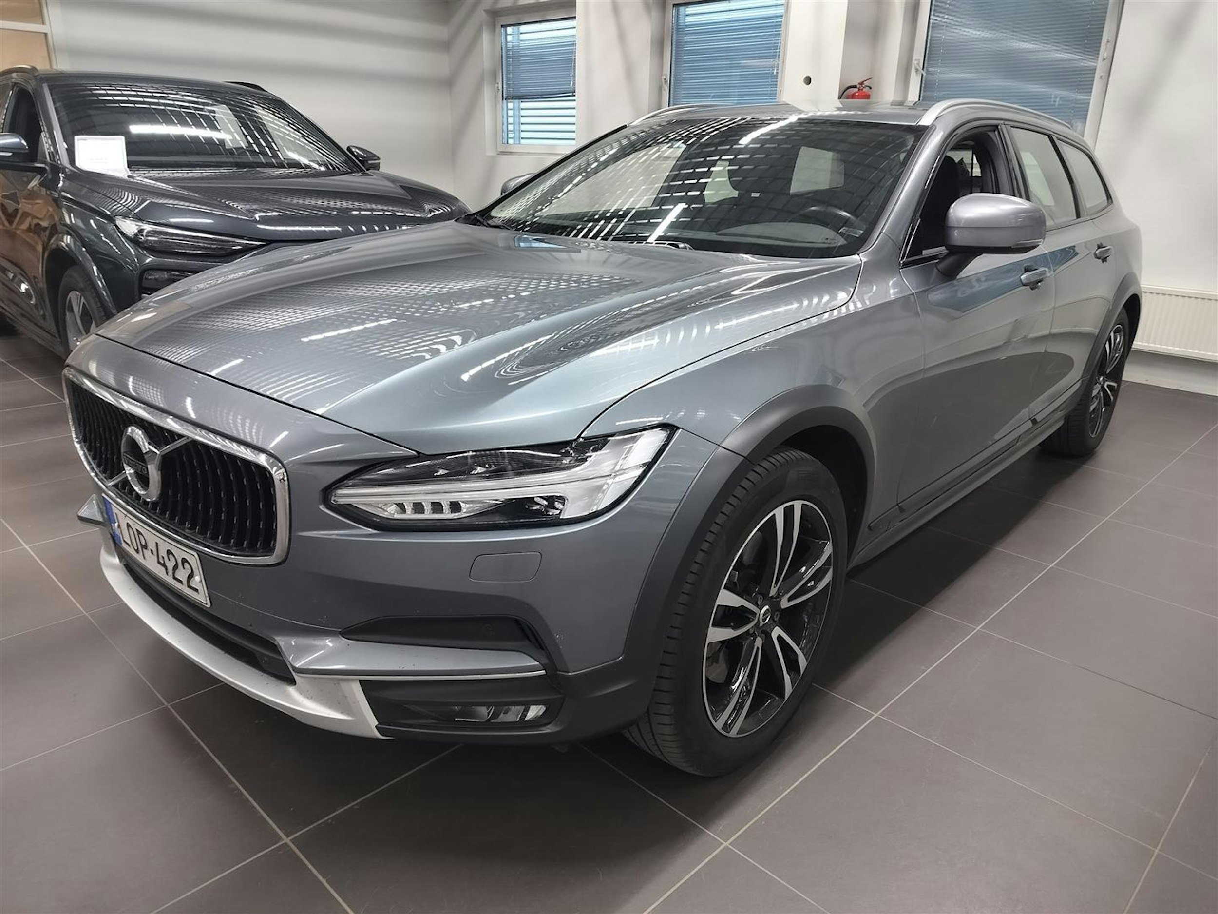 harmaa Volvo V90 Cross Country 2018 kuva 1.