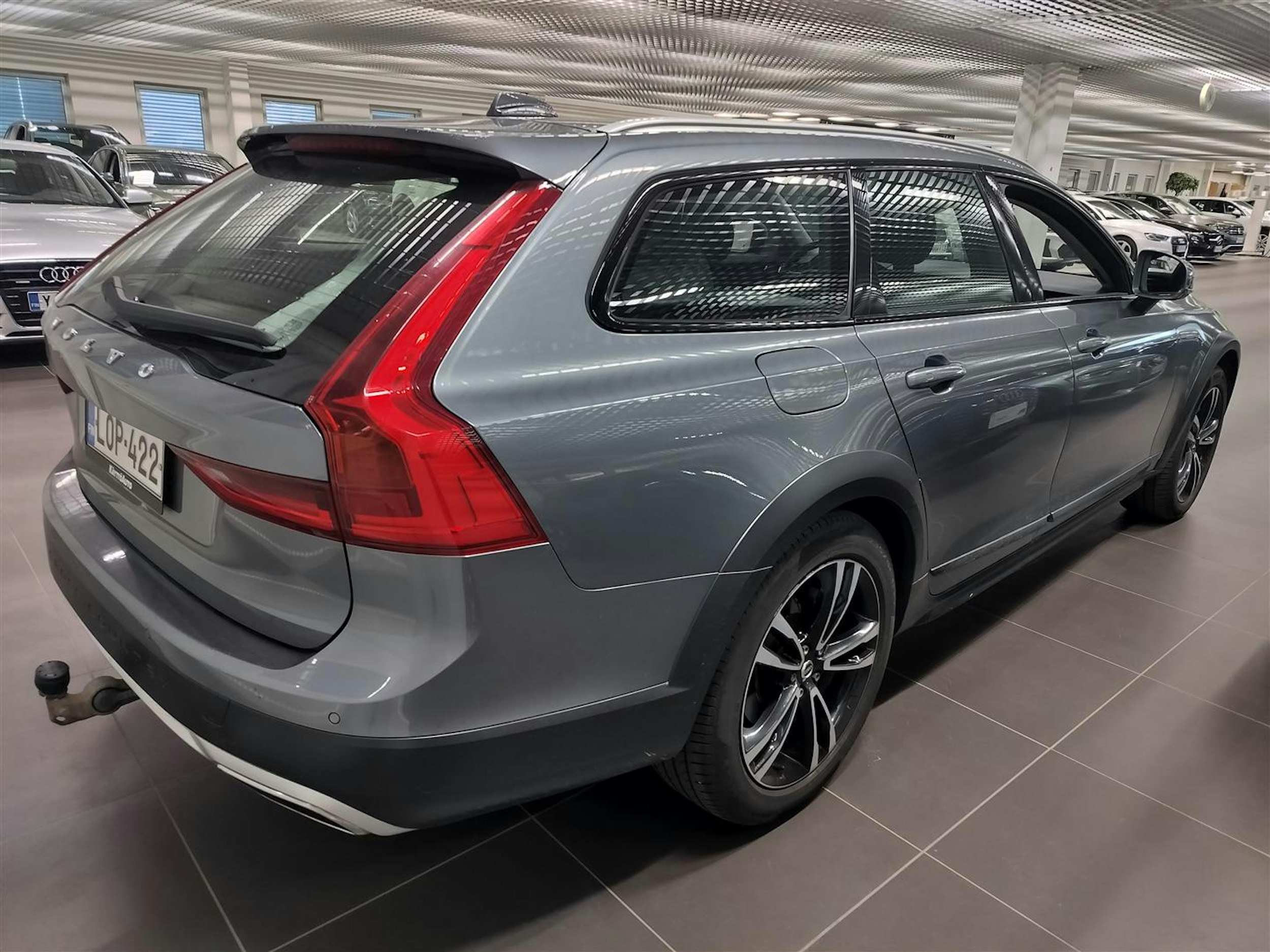 harmaa Volvo V90 Cross Country 2018 kuva 2.