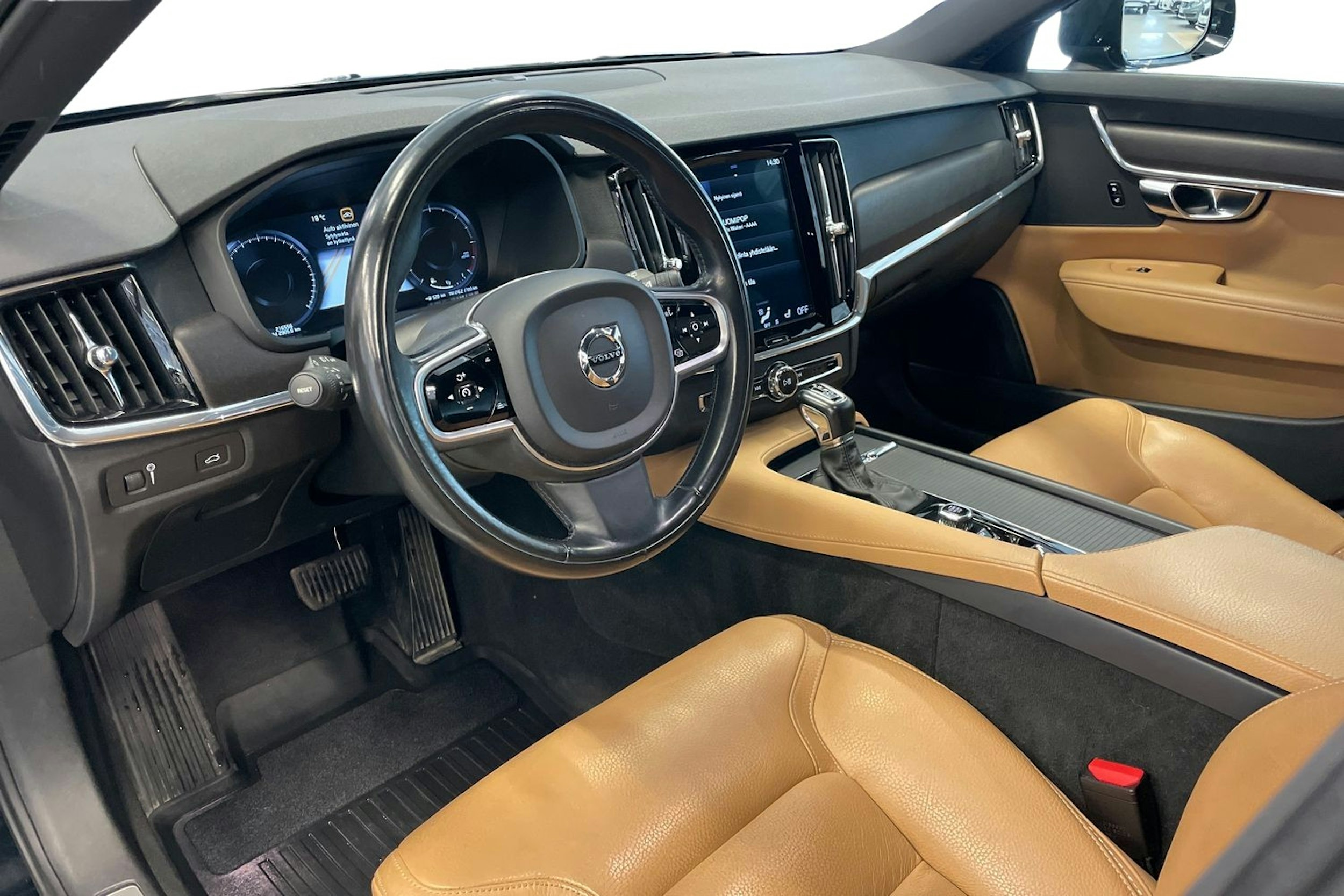 musta Volvo V90 Cross Country 2018 kuva 7.