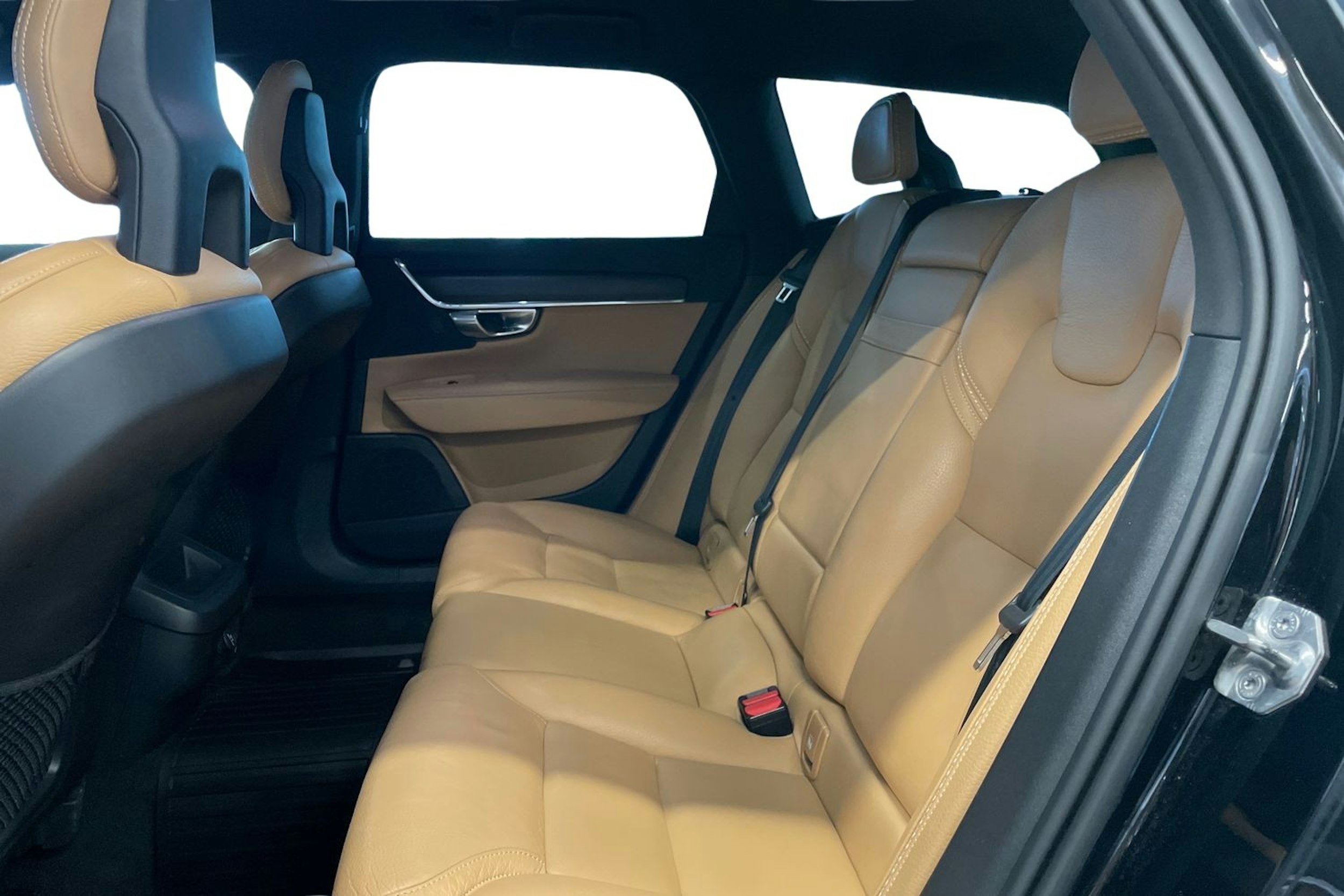 musta Volvo V90 Cross Country 2018 kuva 10.