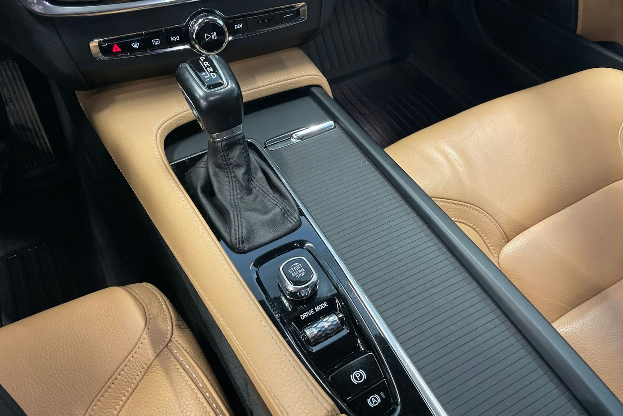 musta Volvo V90 Cross Country 2018 kuva 17.