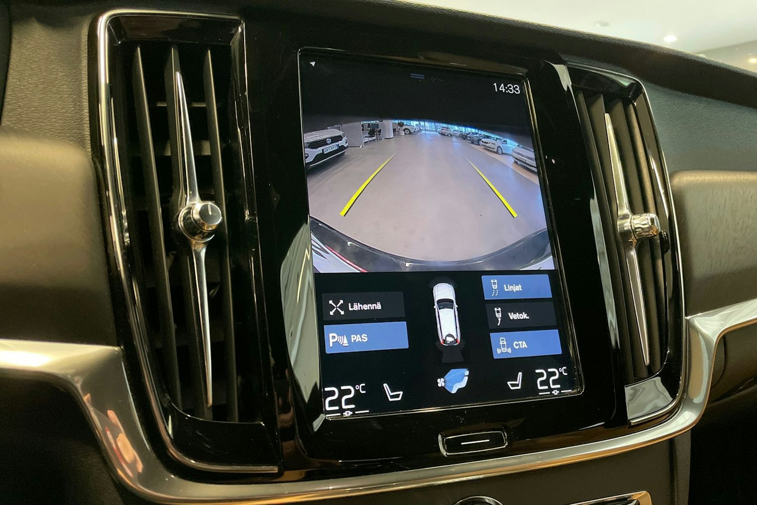 musta Volvo V90 Cross Country 2018 kuva 22.