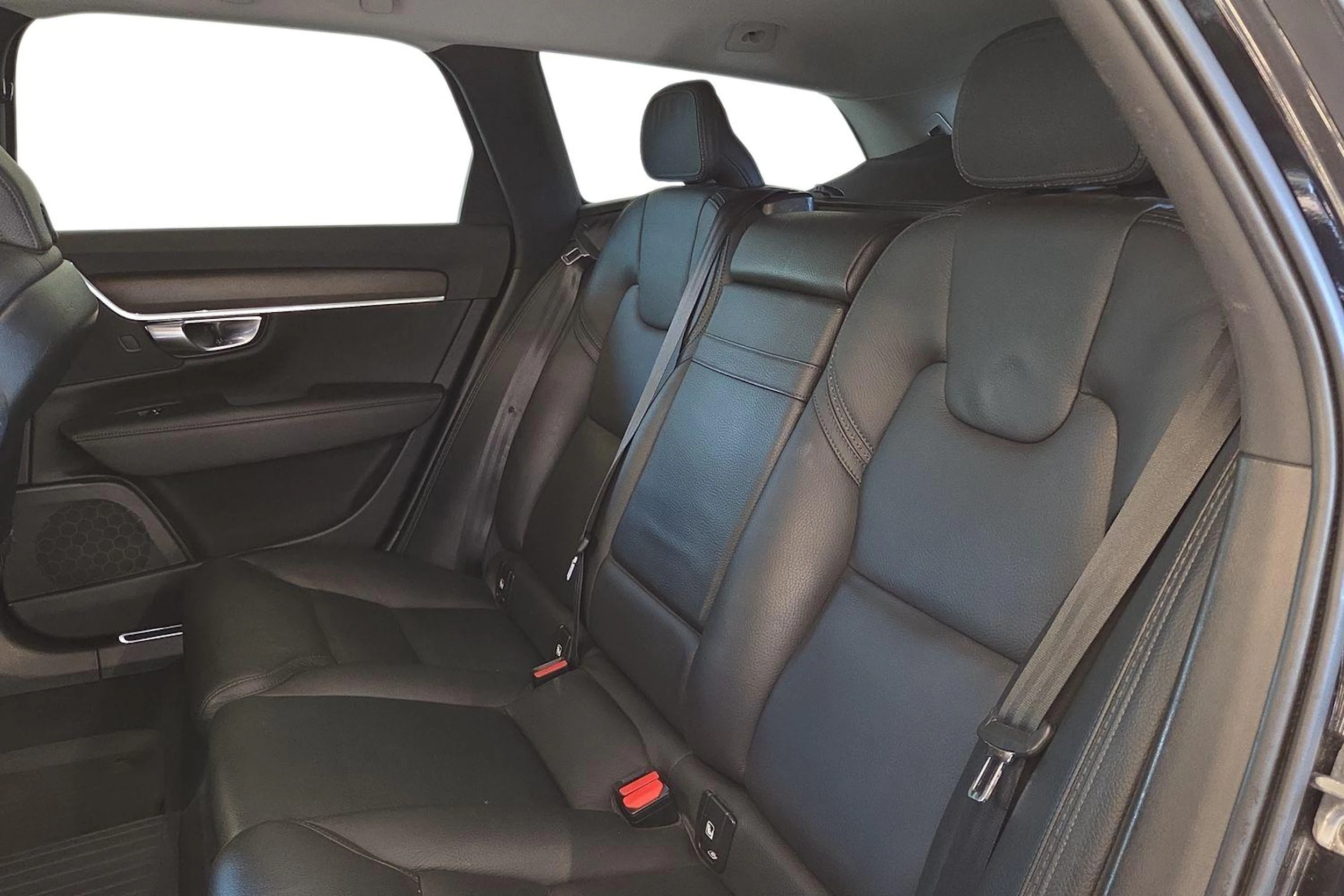 Musta Volvo V90 Cross Country 2018 kuva 8.