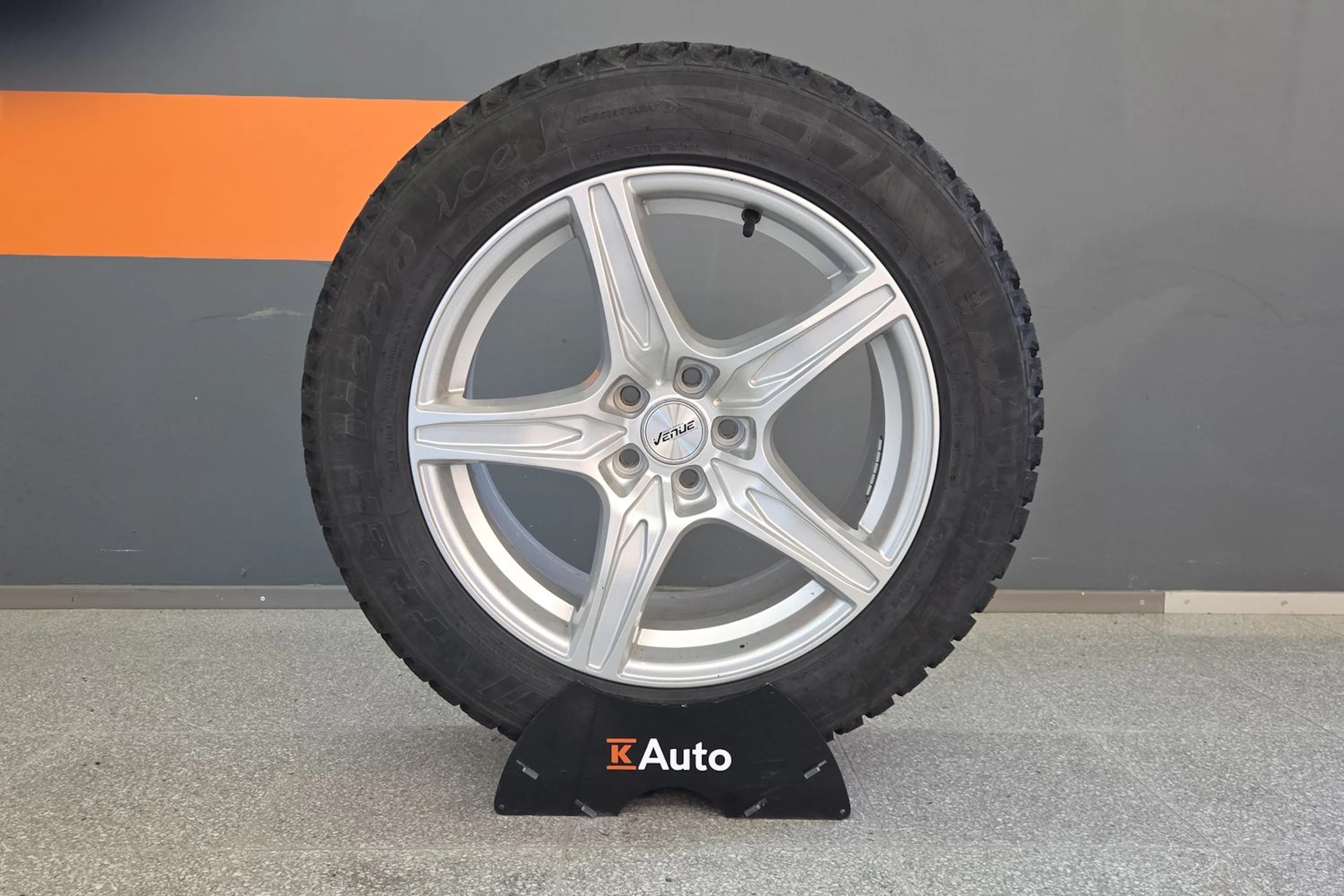 Musta Volvo V90 Cross Country 2018 kuva 11.
