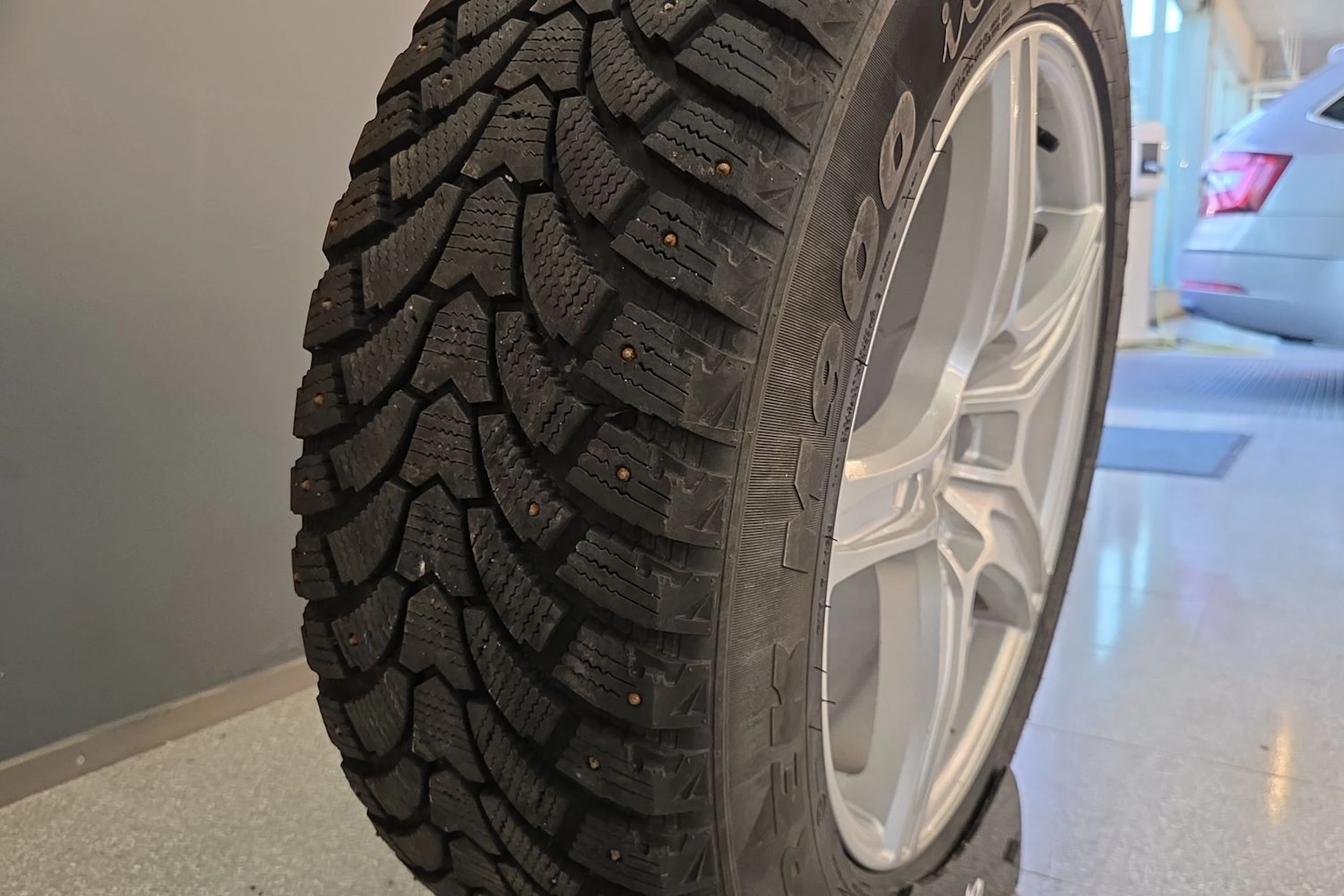 Musta Volvo V90 Cross Country 2018 kuva 12.
