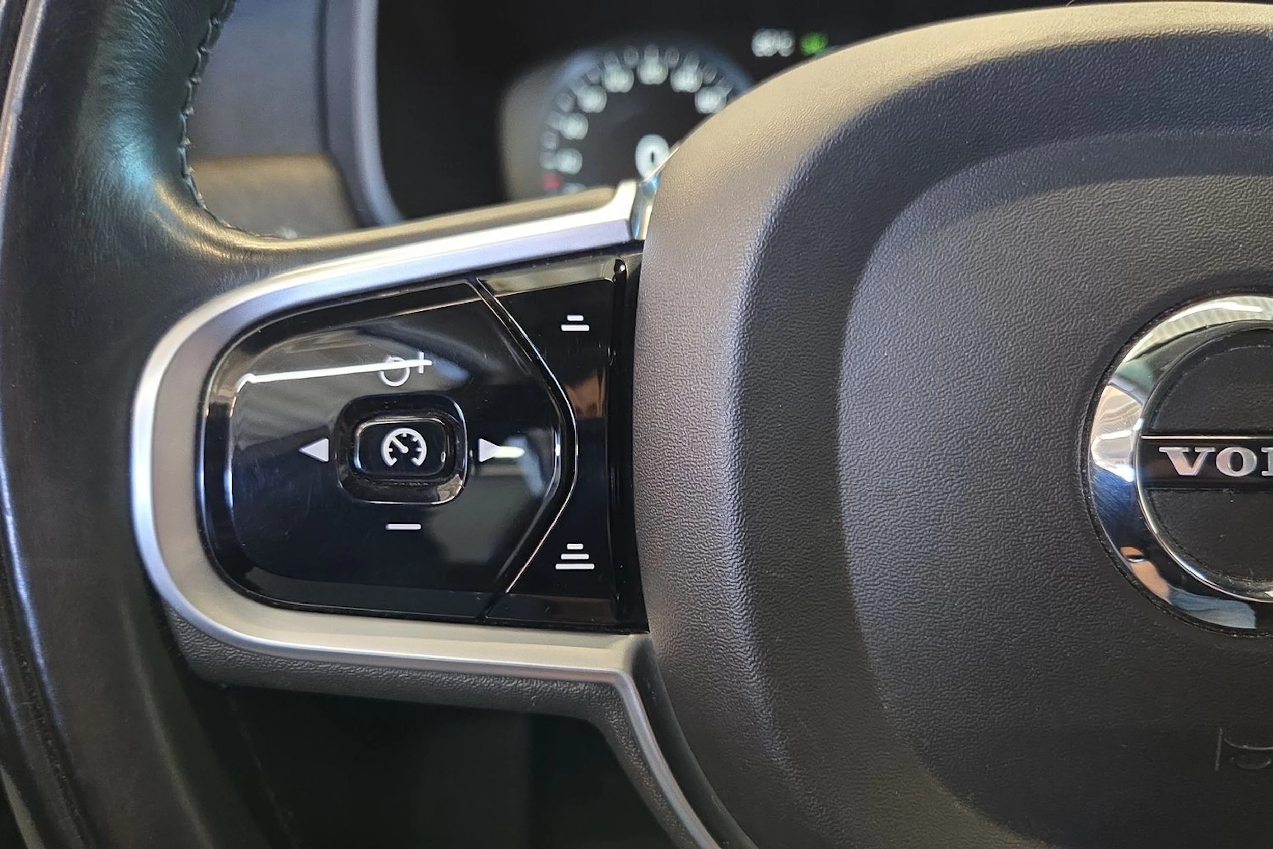 Musta Volvo V90 Cross Country 2018 kuva 14.