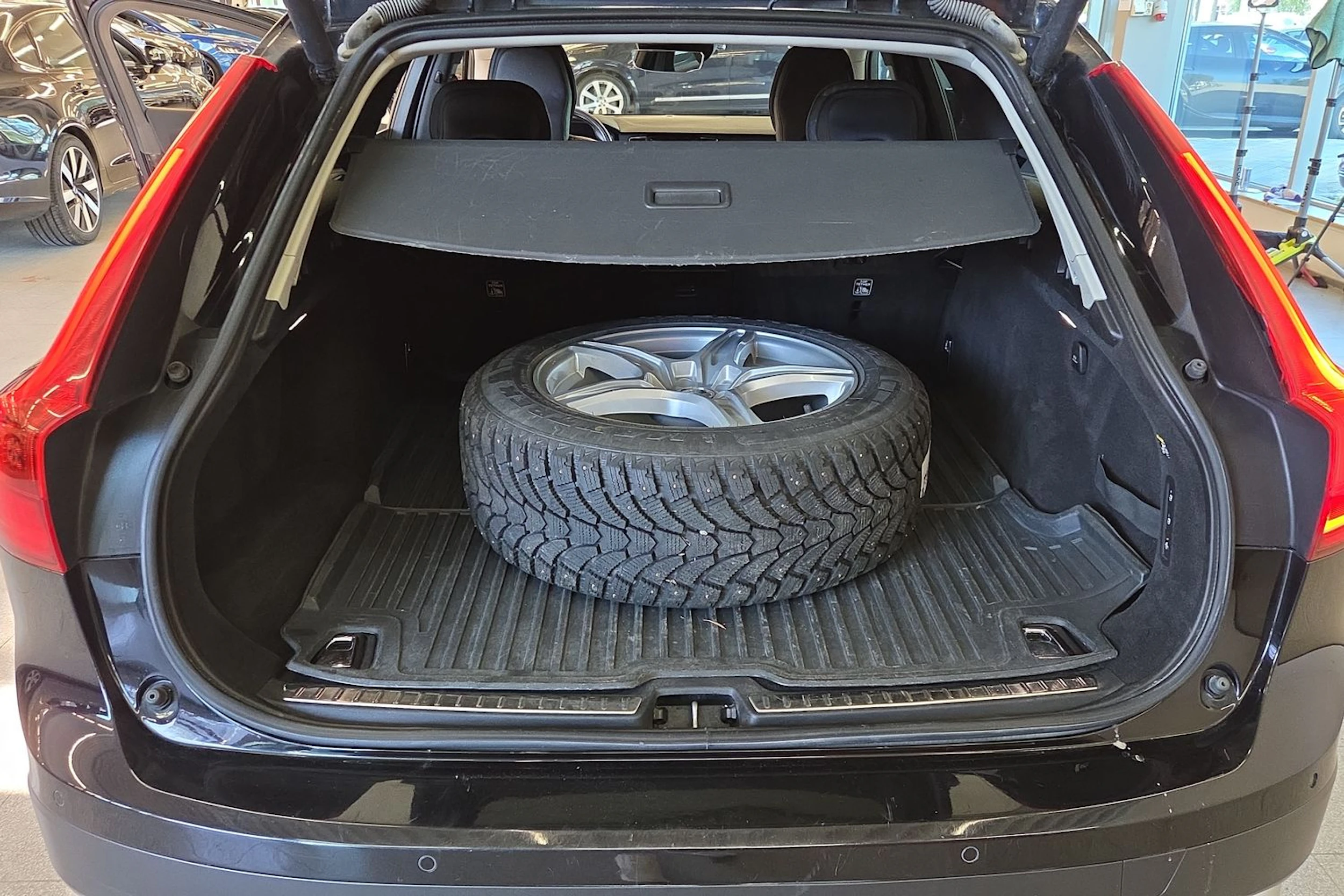 Musta Volvo V90 Cross Country 2018 kuva 22.