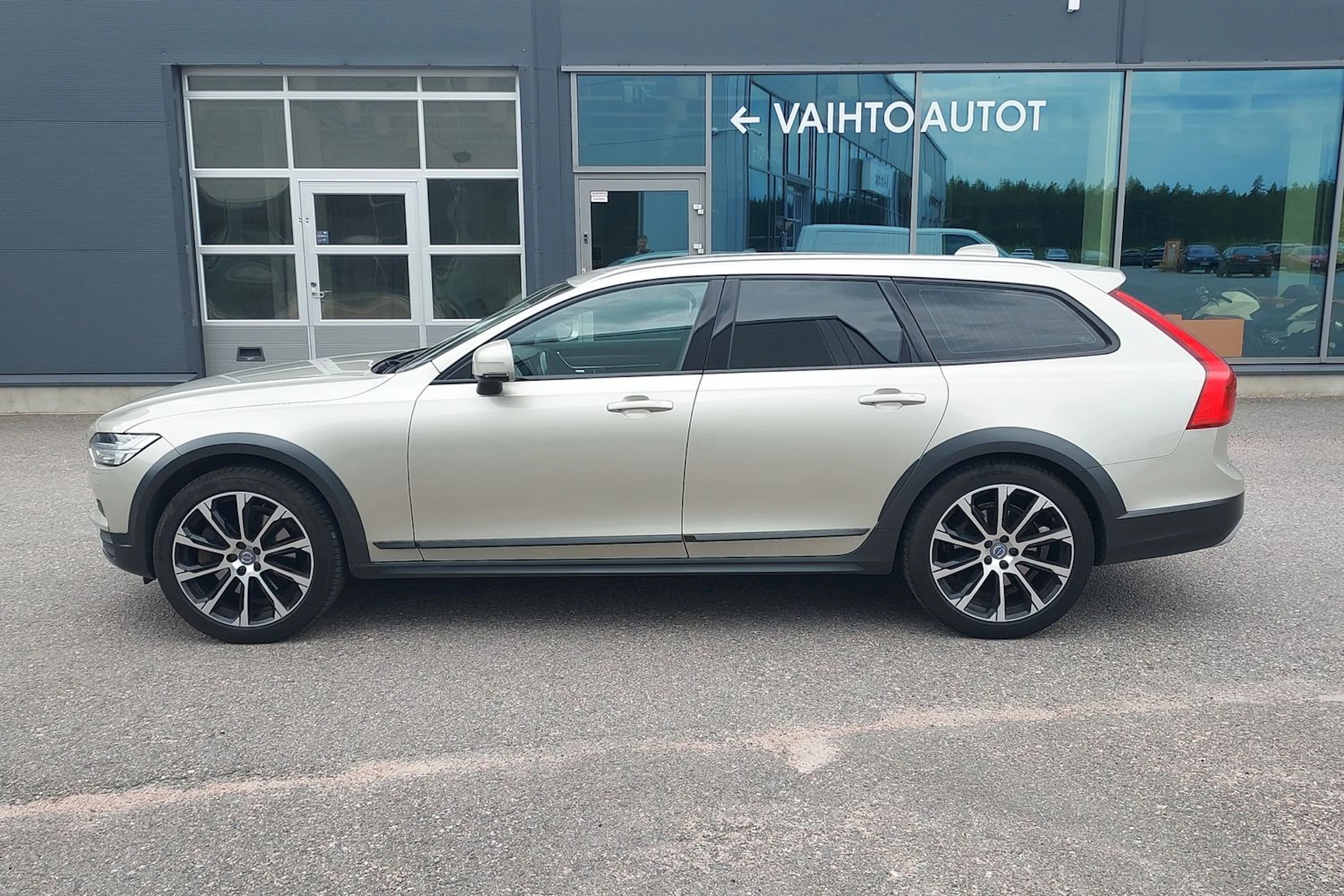 ruskea (beige) Volvo V90 Cross Country 2019 kuva 5.