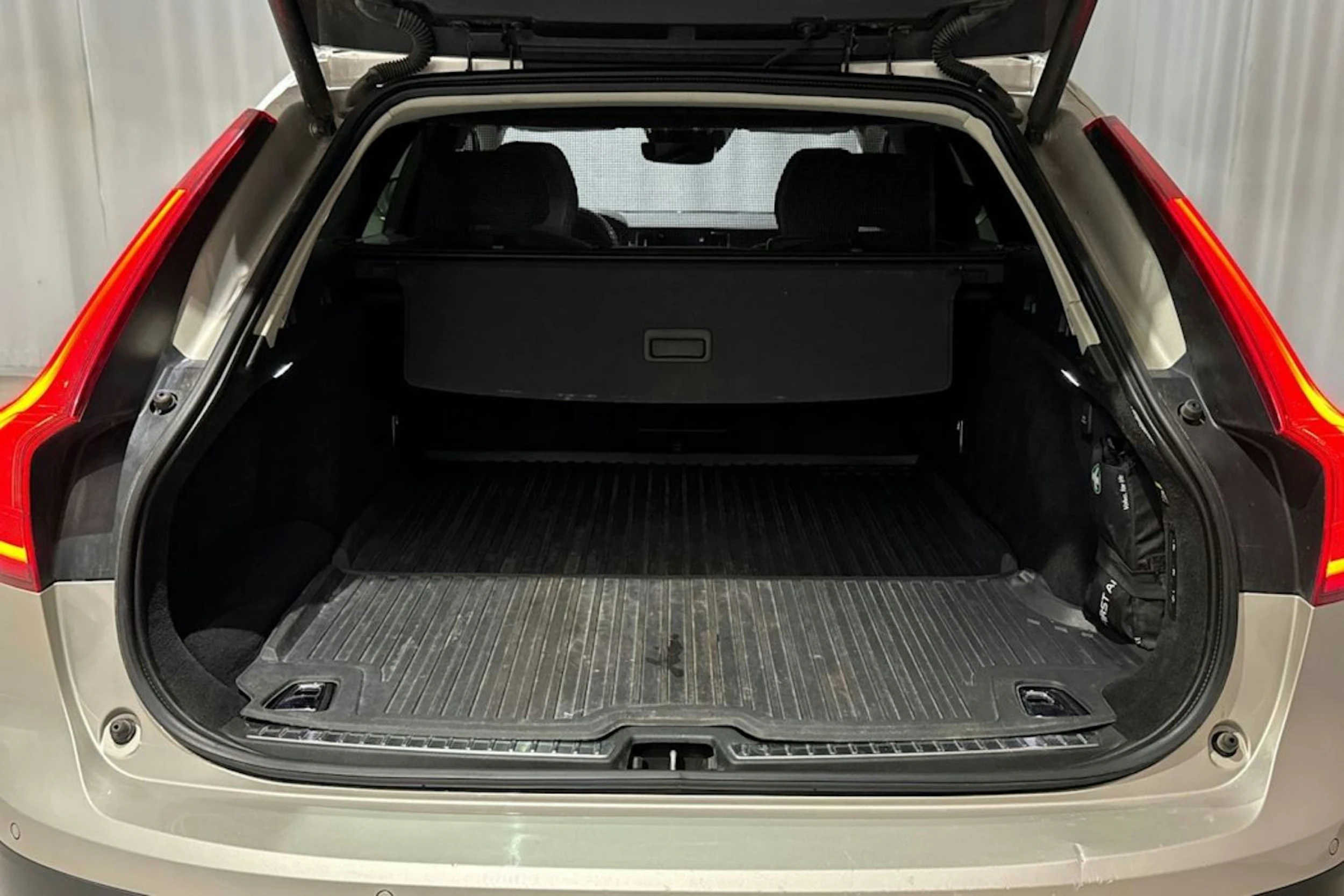ruskea (beige) Volvo V90 Cross Country 2019 kuva 13.
