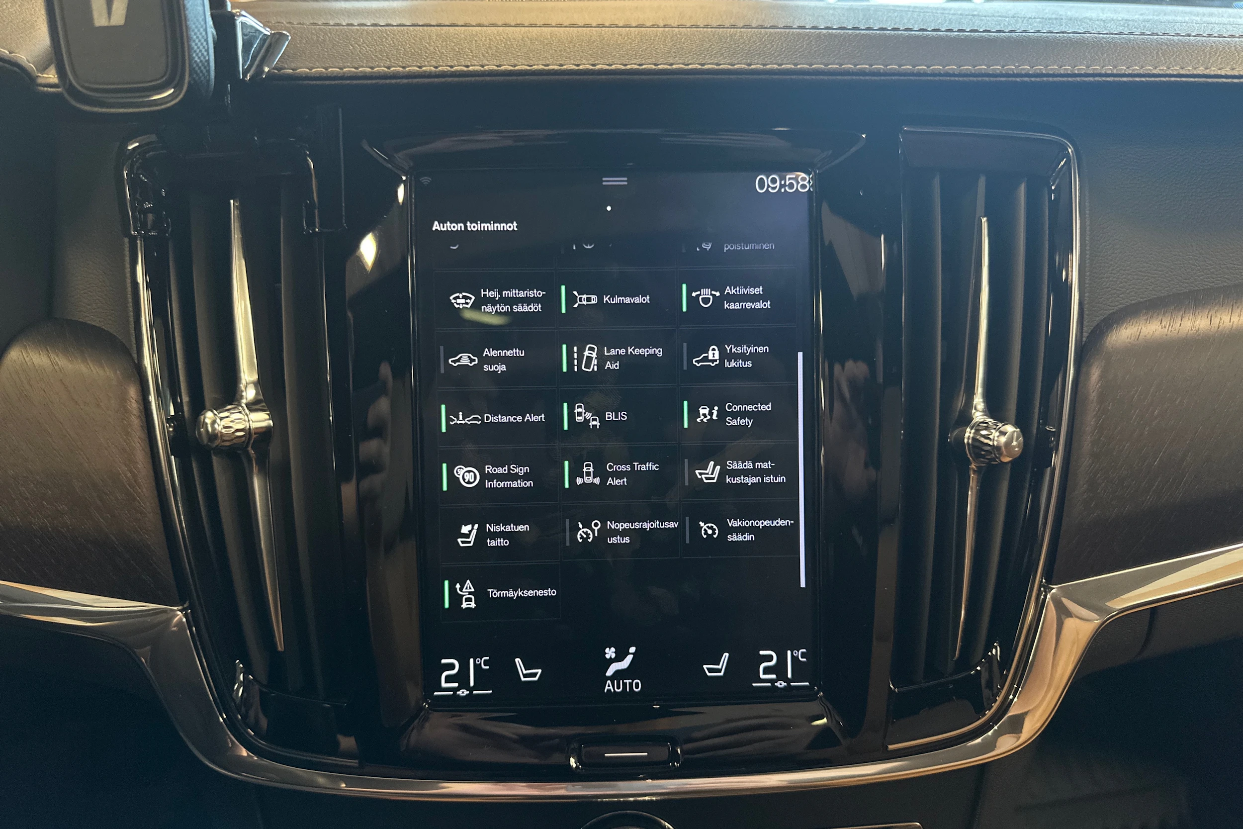 met. valkoinen Volvo V90 Cross Country 2019 kuva 8.