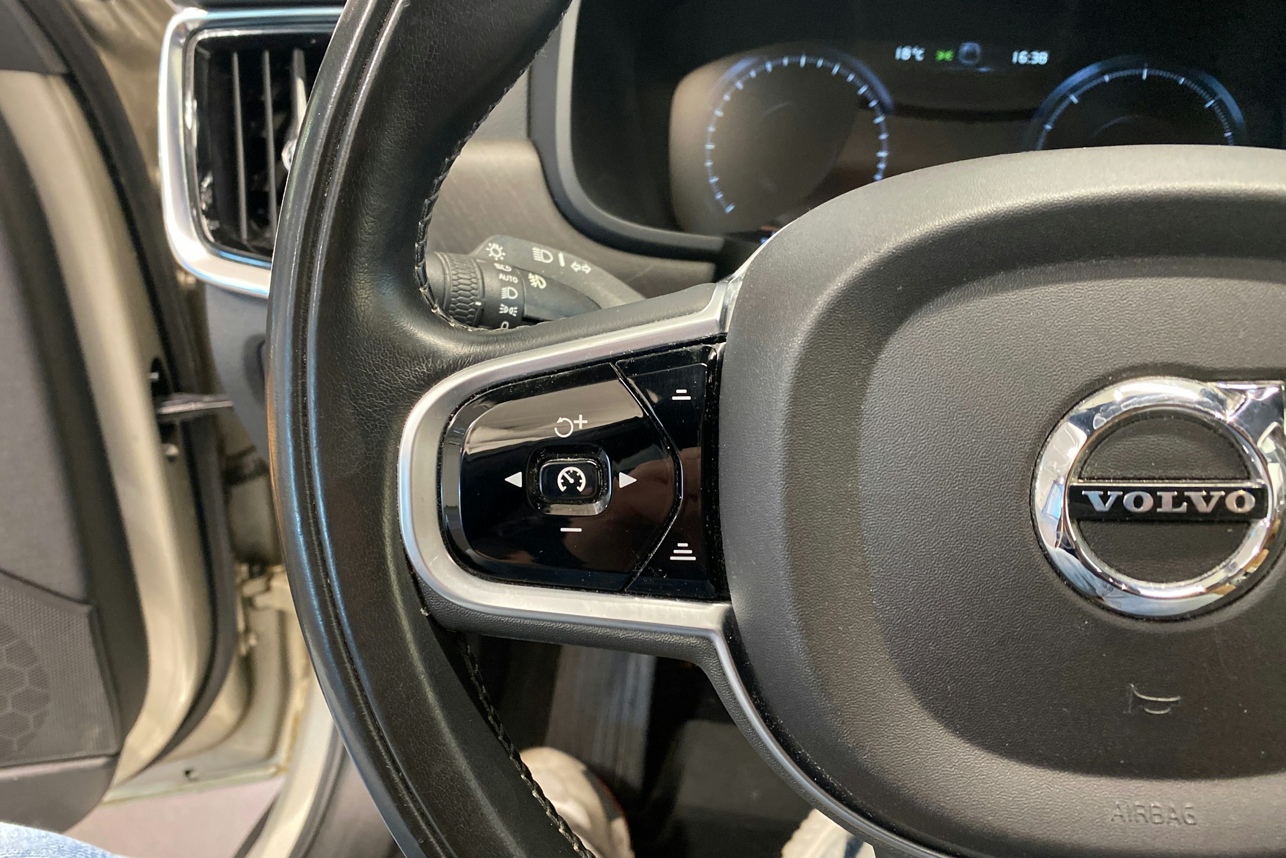 ruskea (beige) Volvo V90 Cross Country 2019 kuva 15.