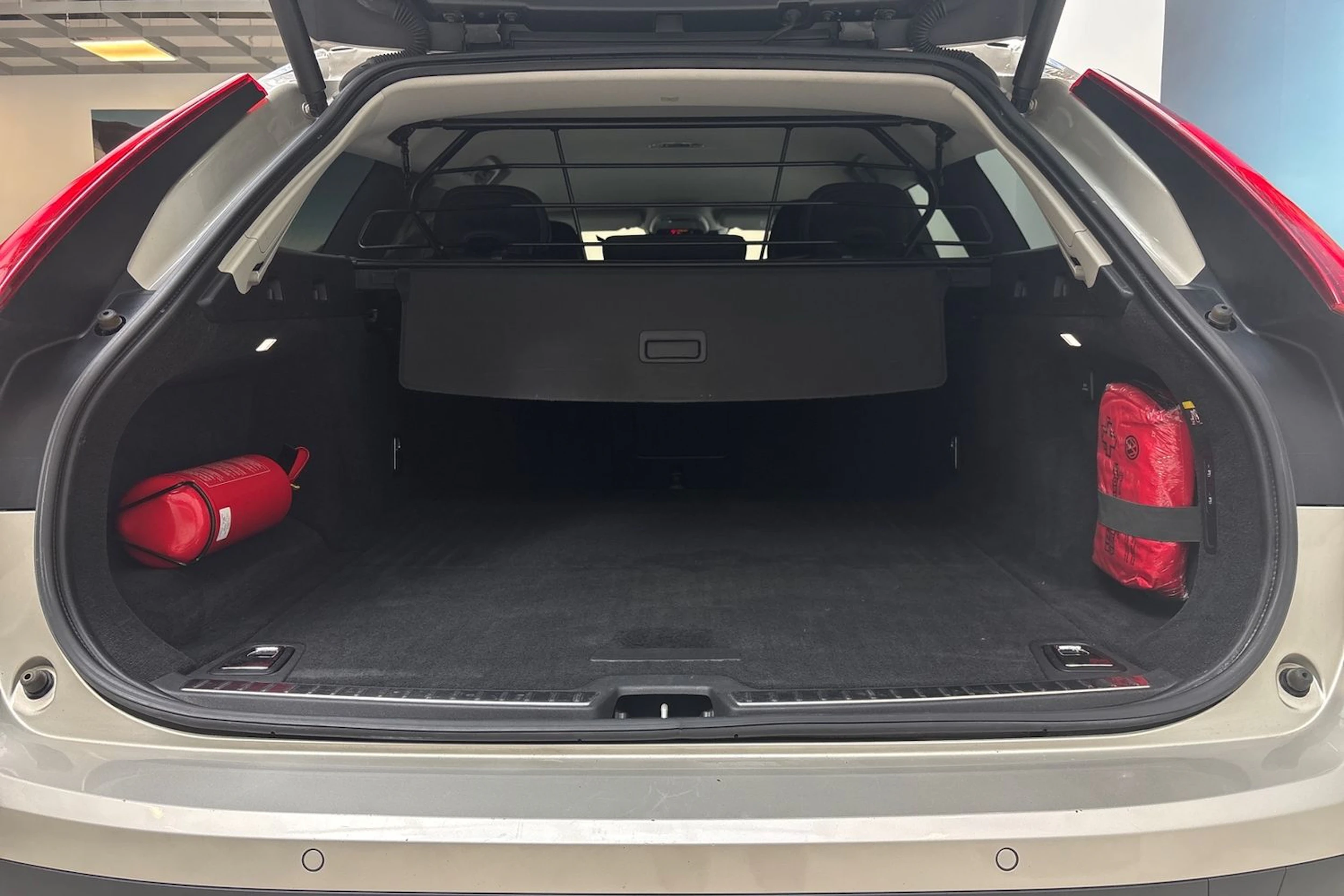 ruskea (beige) Volvo V90 Cross Country 2019 kuva 13.