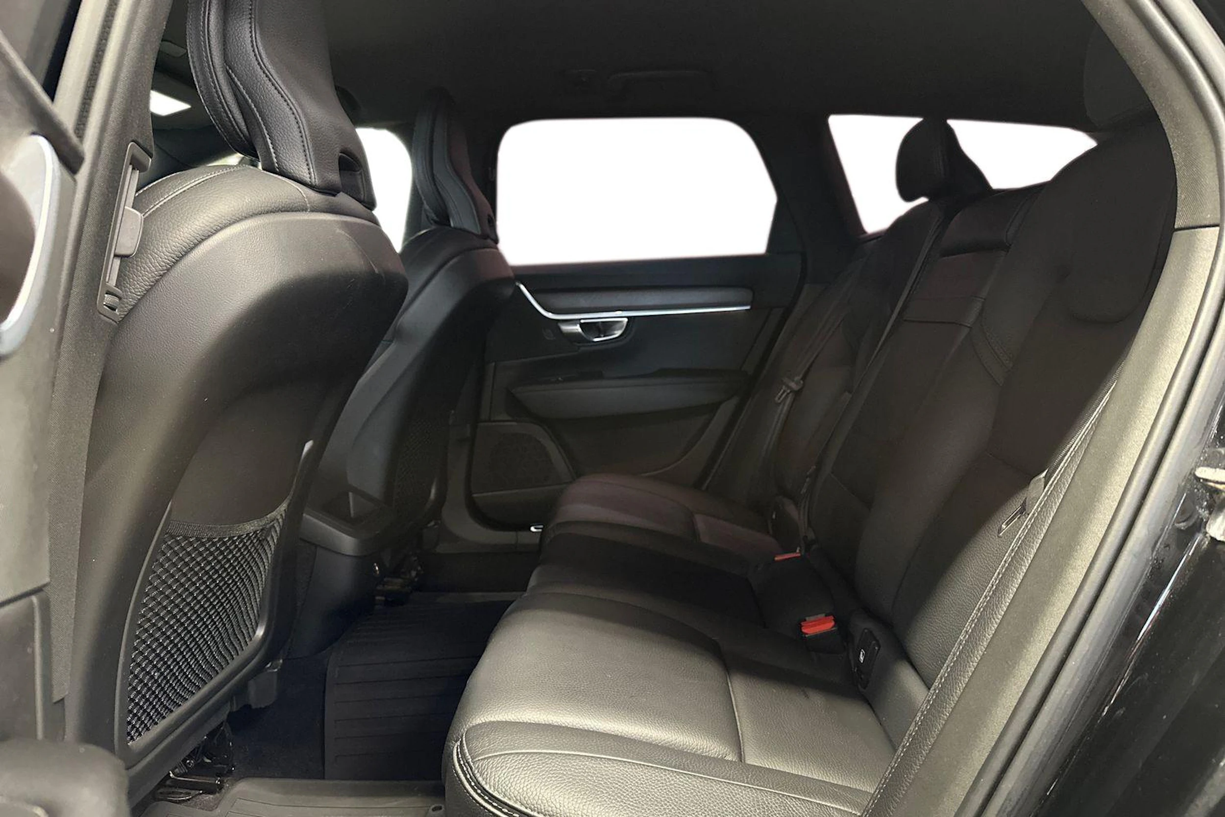 Musta Volvo V90 Cross Country 2019 kuva 8.