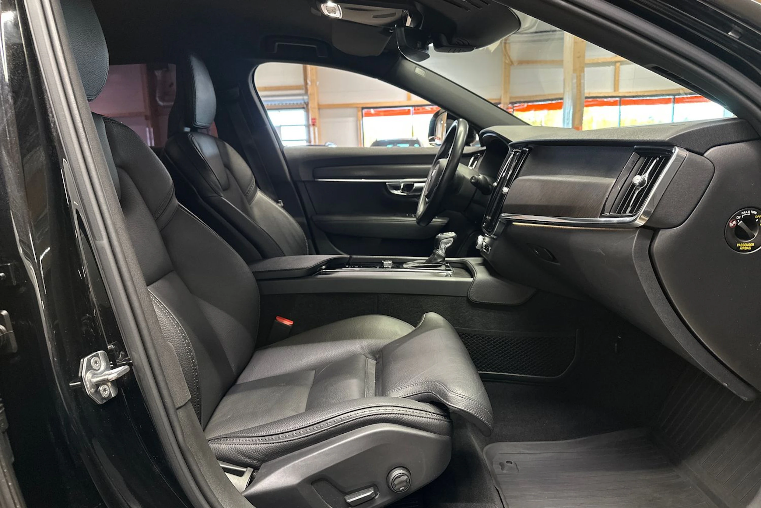 Musta Volvo V90 Cross Country 2019 kuva 10.