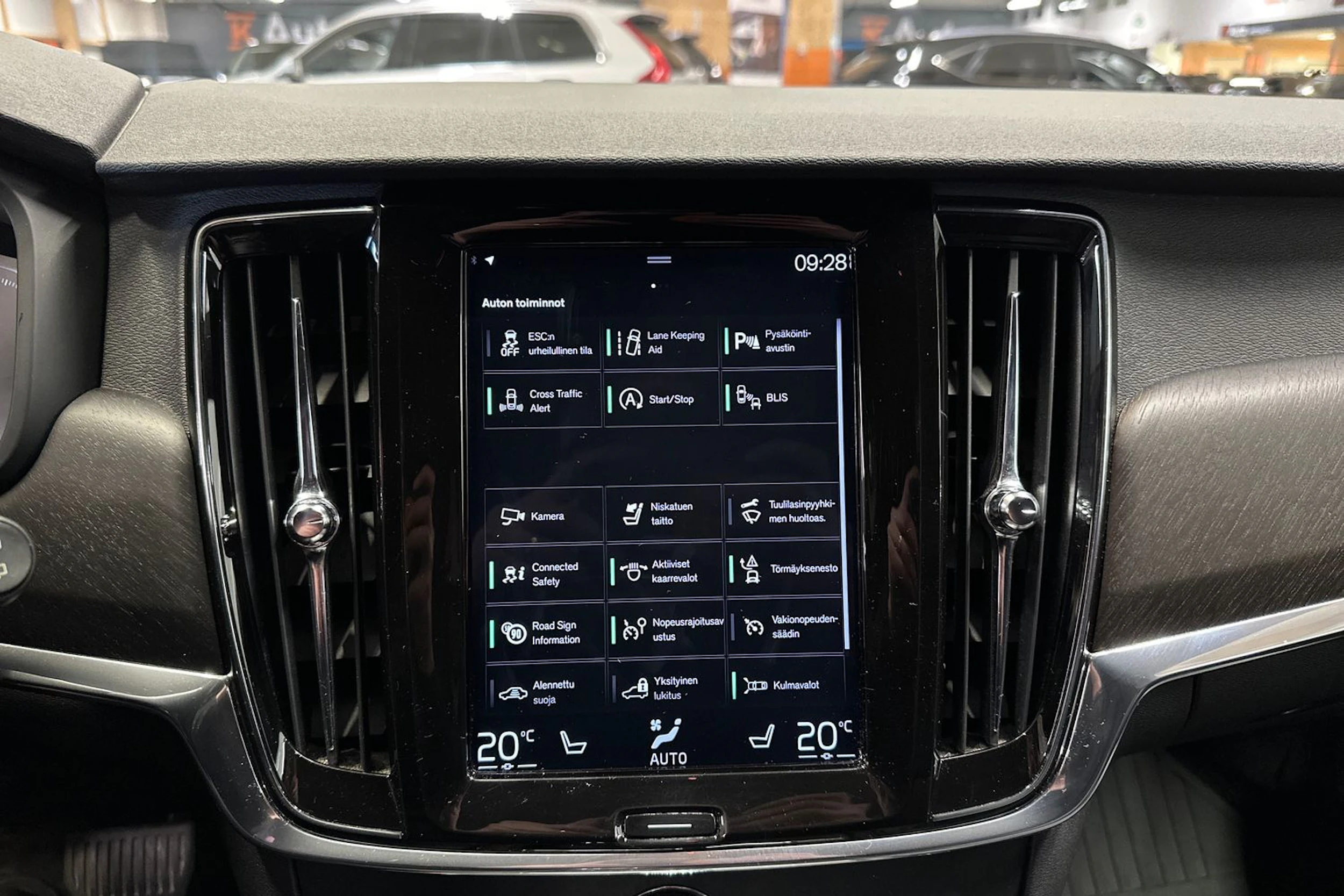 Musta Volvo V90 Cross Country 2019 kuva 16.