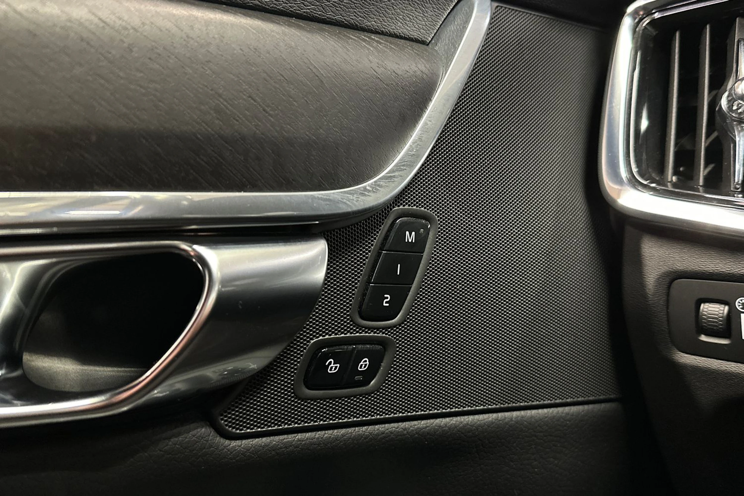Musta Volvo V90 Cross Country 2019 kuva 21.