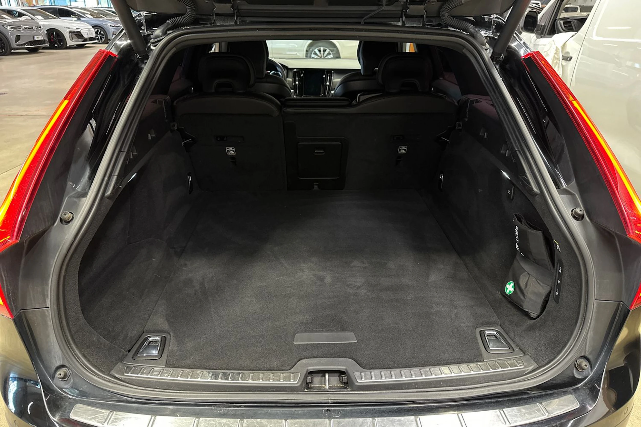 Musta Volvo V90 Cross Country 2019 kuva 23.