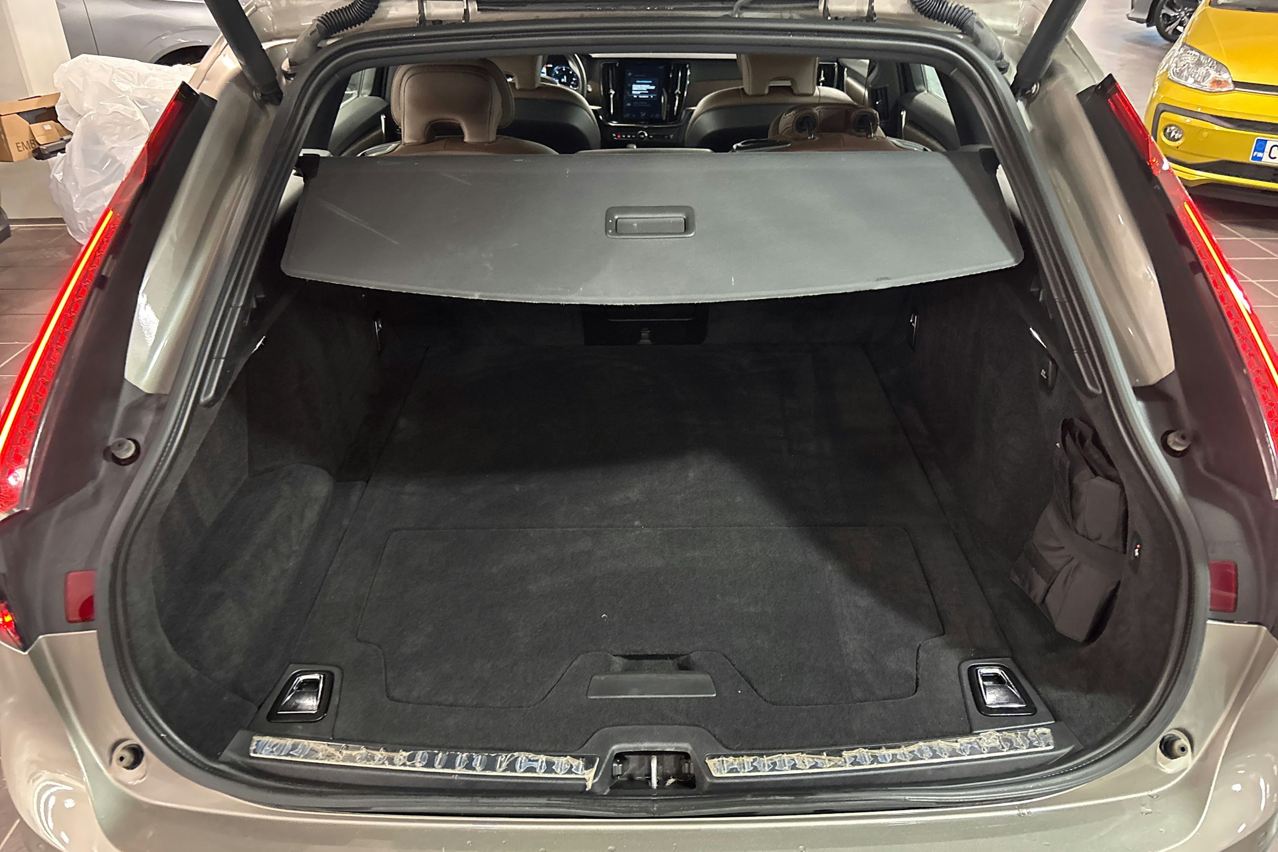 harmaa Volvo V90 Cross Country 2021 kuva 14.