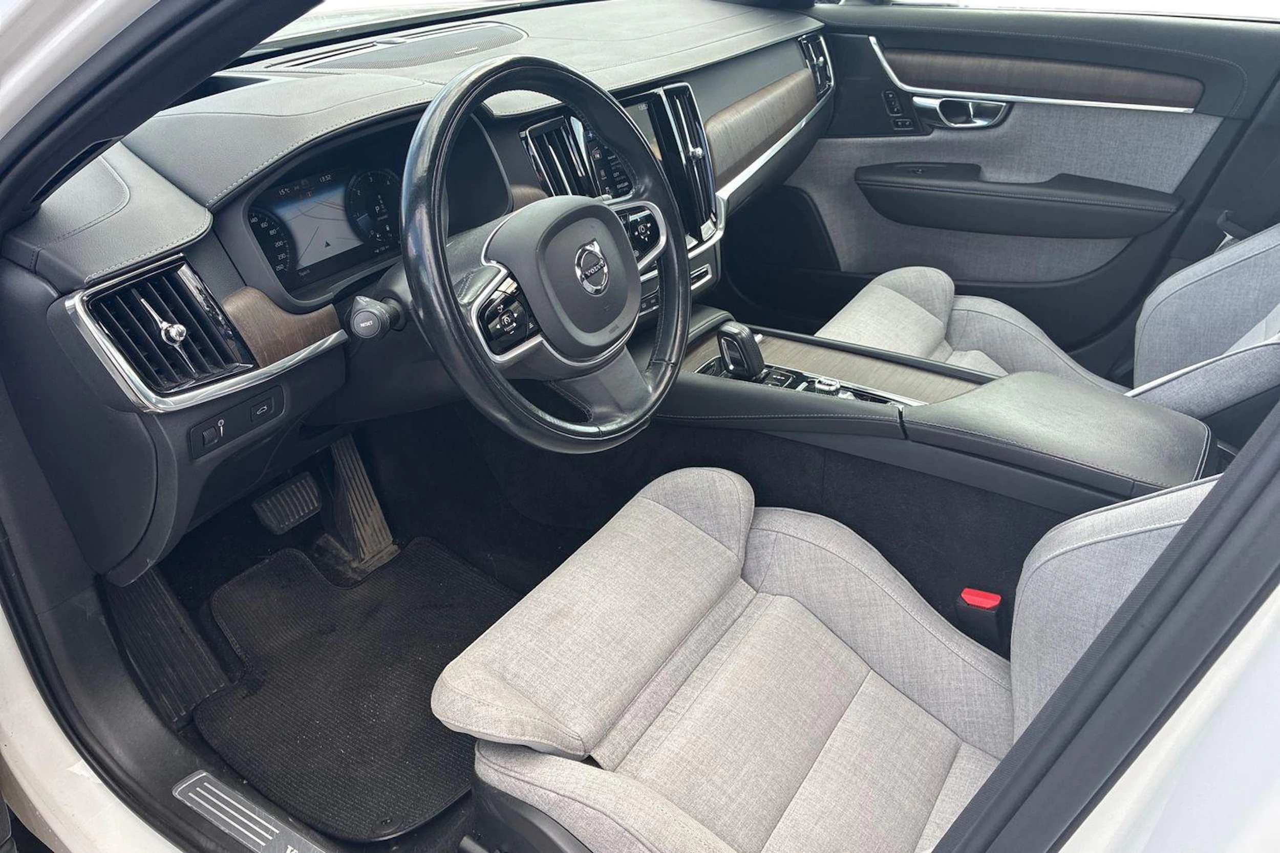 valkoinen Volvo V90 Cross Country 2021 kuva 3.