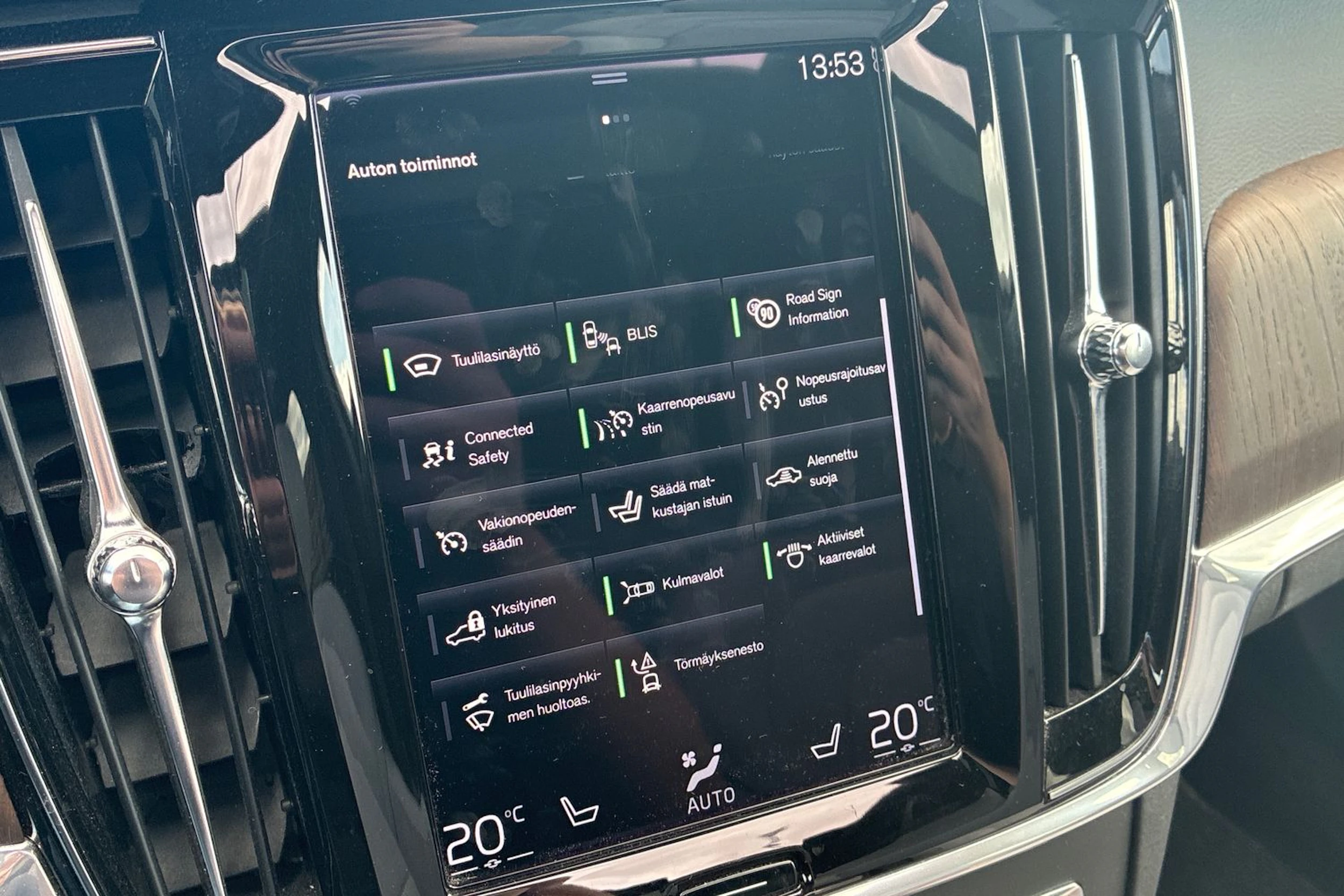 valkoinen Volvo V90 Cross Country 2021 kuva 10.