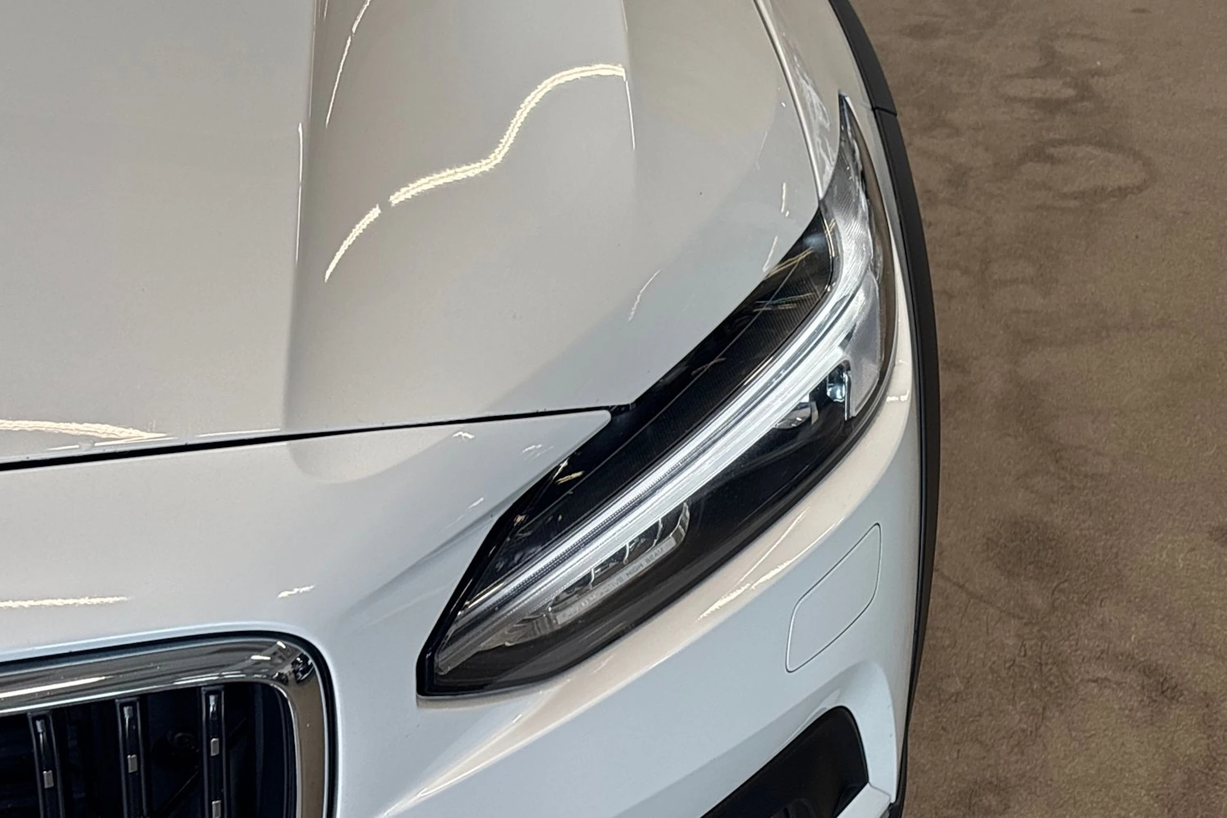 valkoinen Volvo V90 Cross Country 2021 kuva 14.