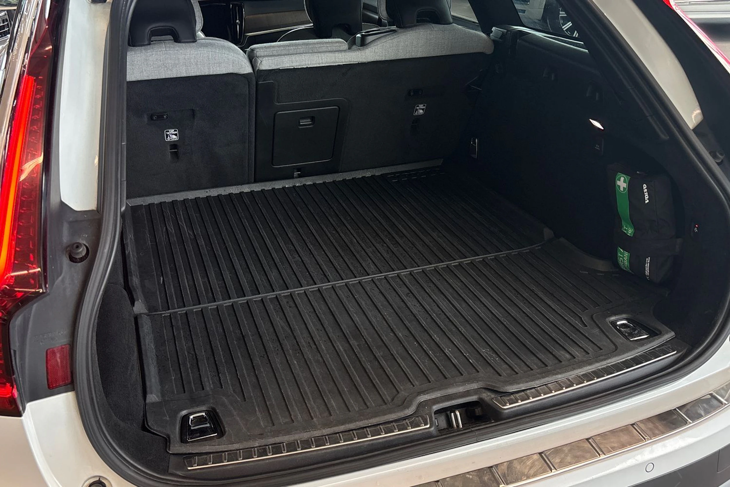 valkoinen Volvo V90 Cross Country 2021 kuva 18.