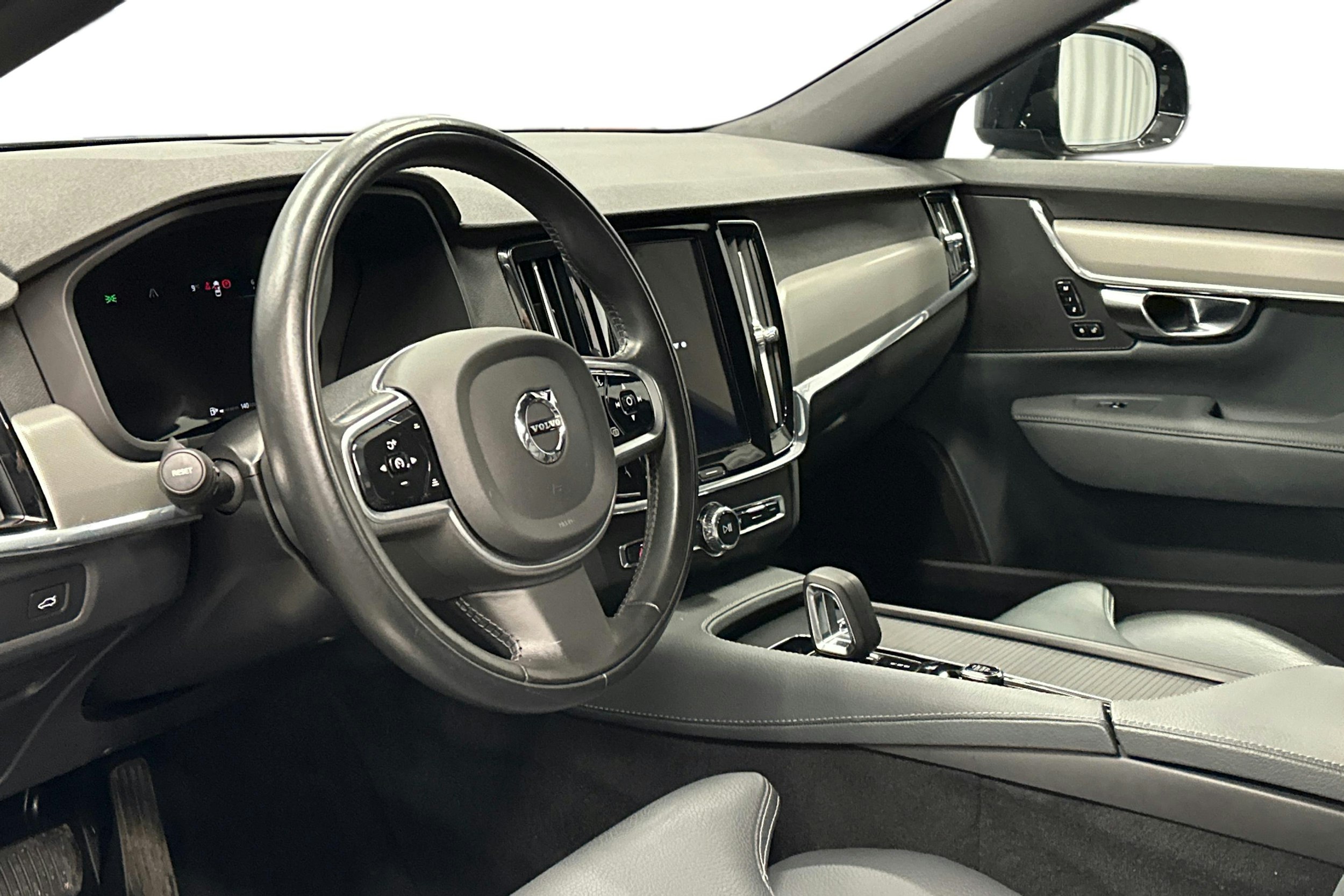 musta Volvo V90 Cross Country 2022 kuva 10.