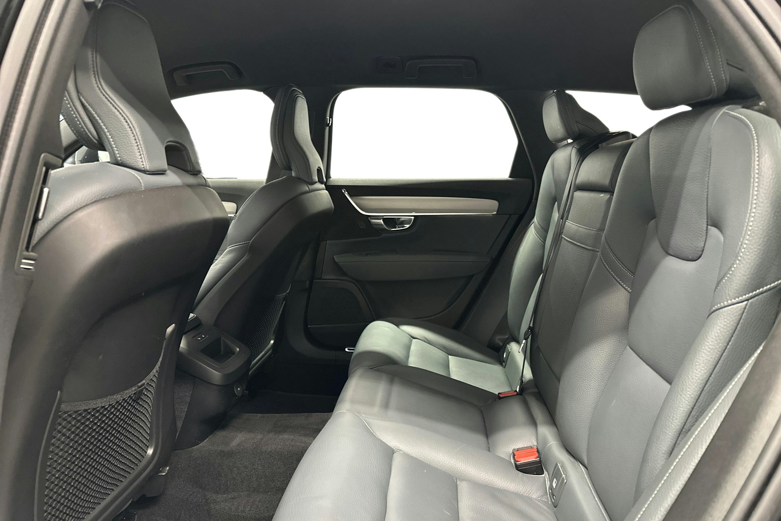 musta Volvo V90 Cross Country 2022 kuva 13.