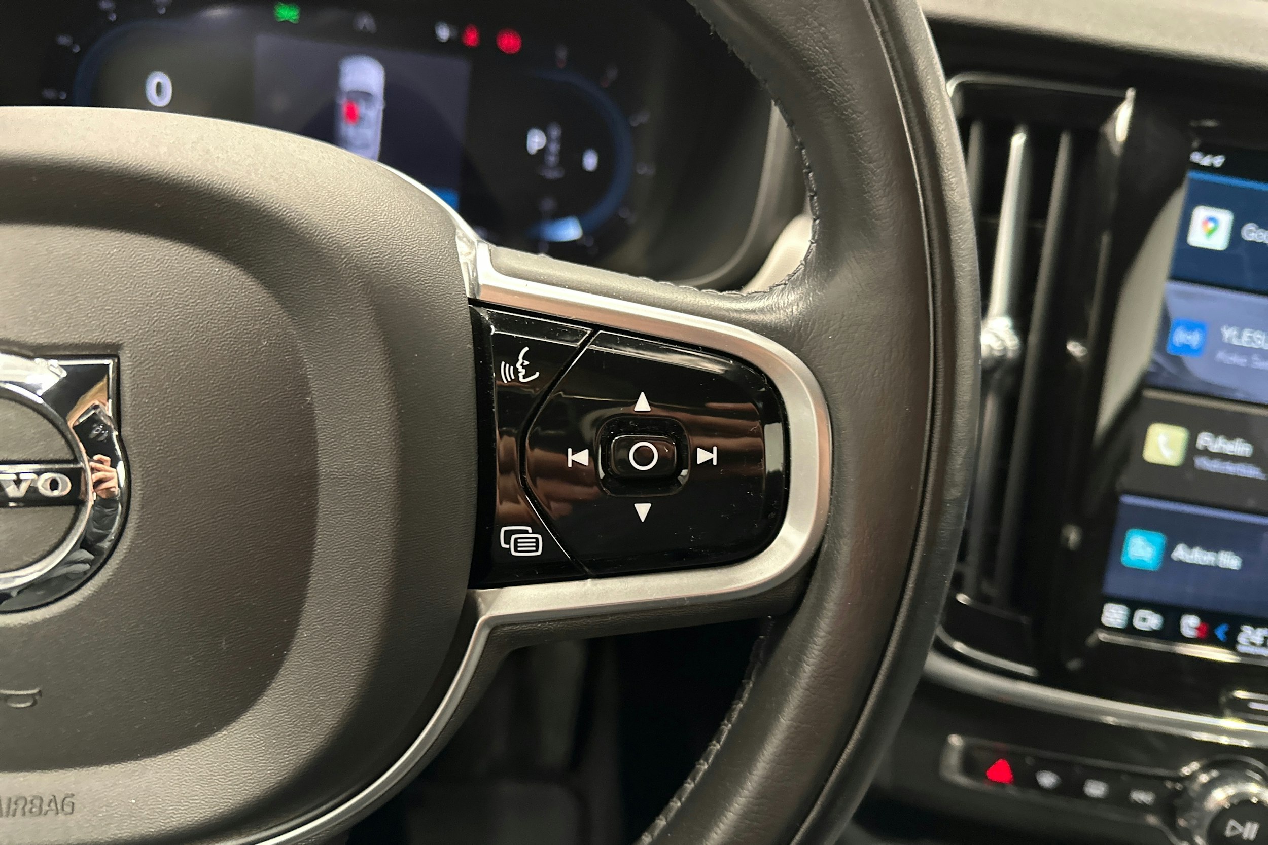 musta Volvo V90 Cross Country 2022 kuva 18.